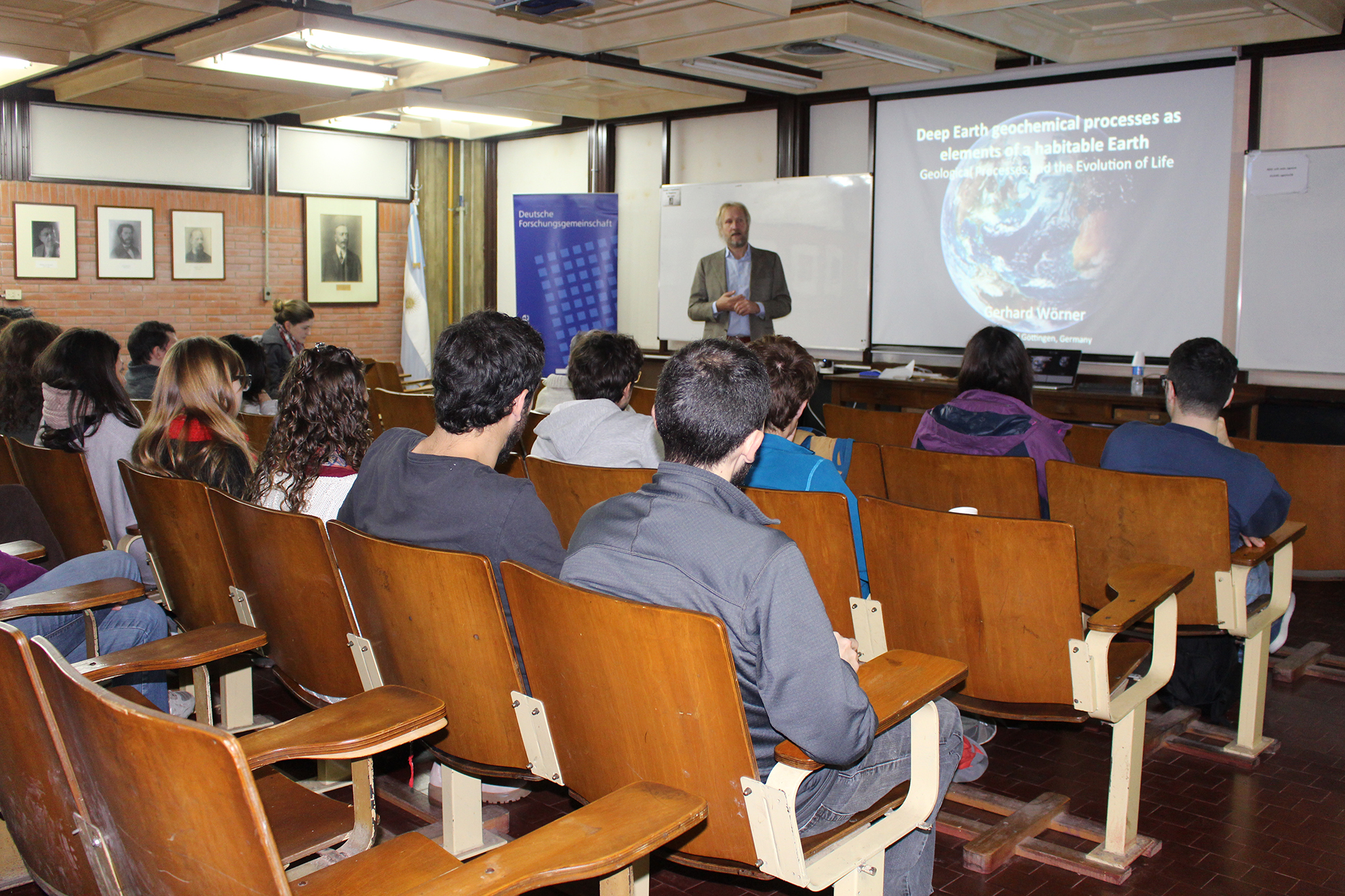 Wörner participó también en un taller con jóvenes investigadores en la Universidad de Buenos Aires
