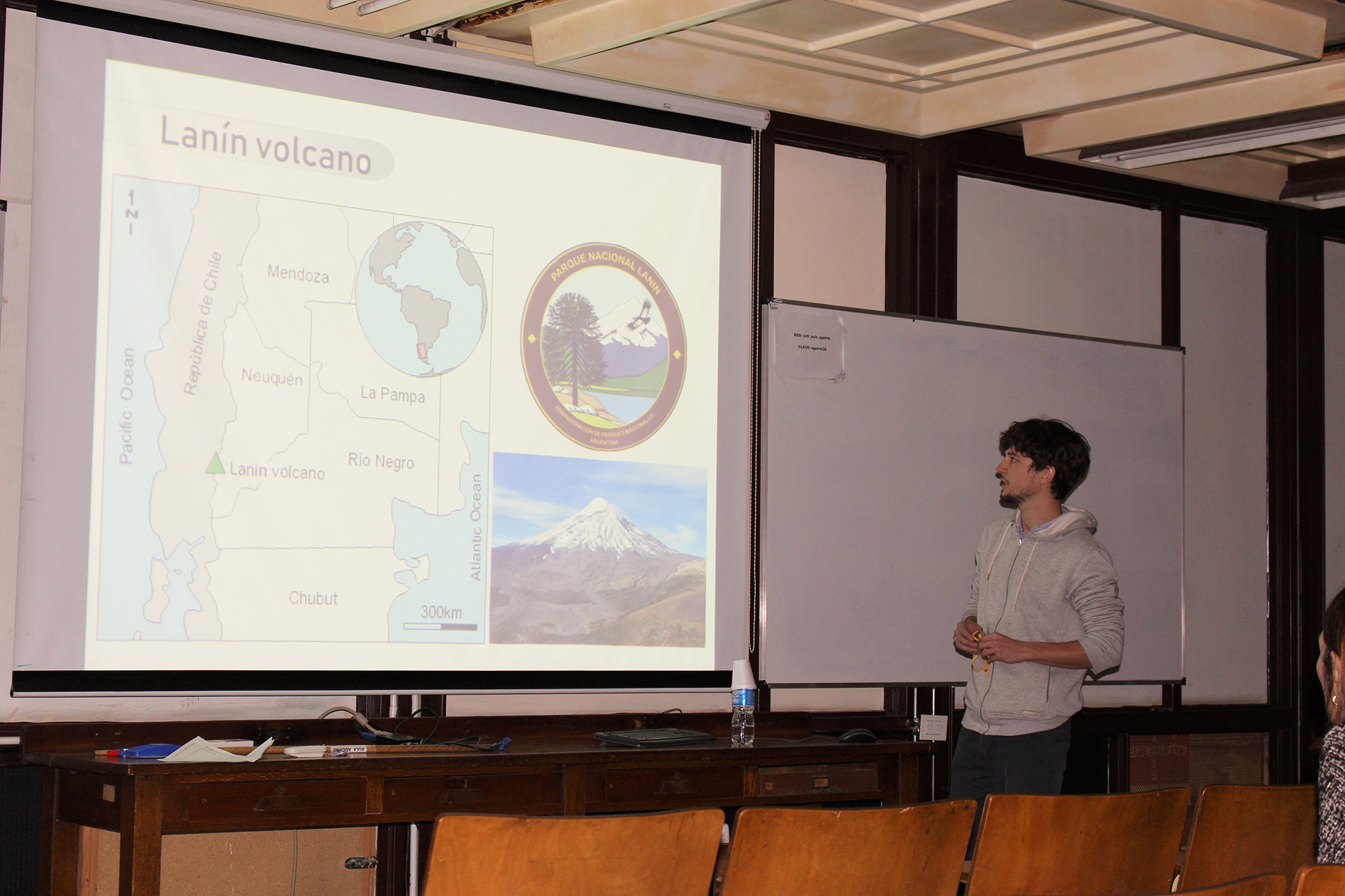 En el taller, Tomas Fuentes presentó a Wörner su tesis de doctorado sobre el volcán argentino Lanin
