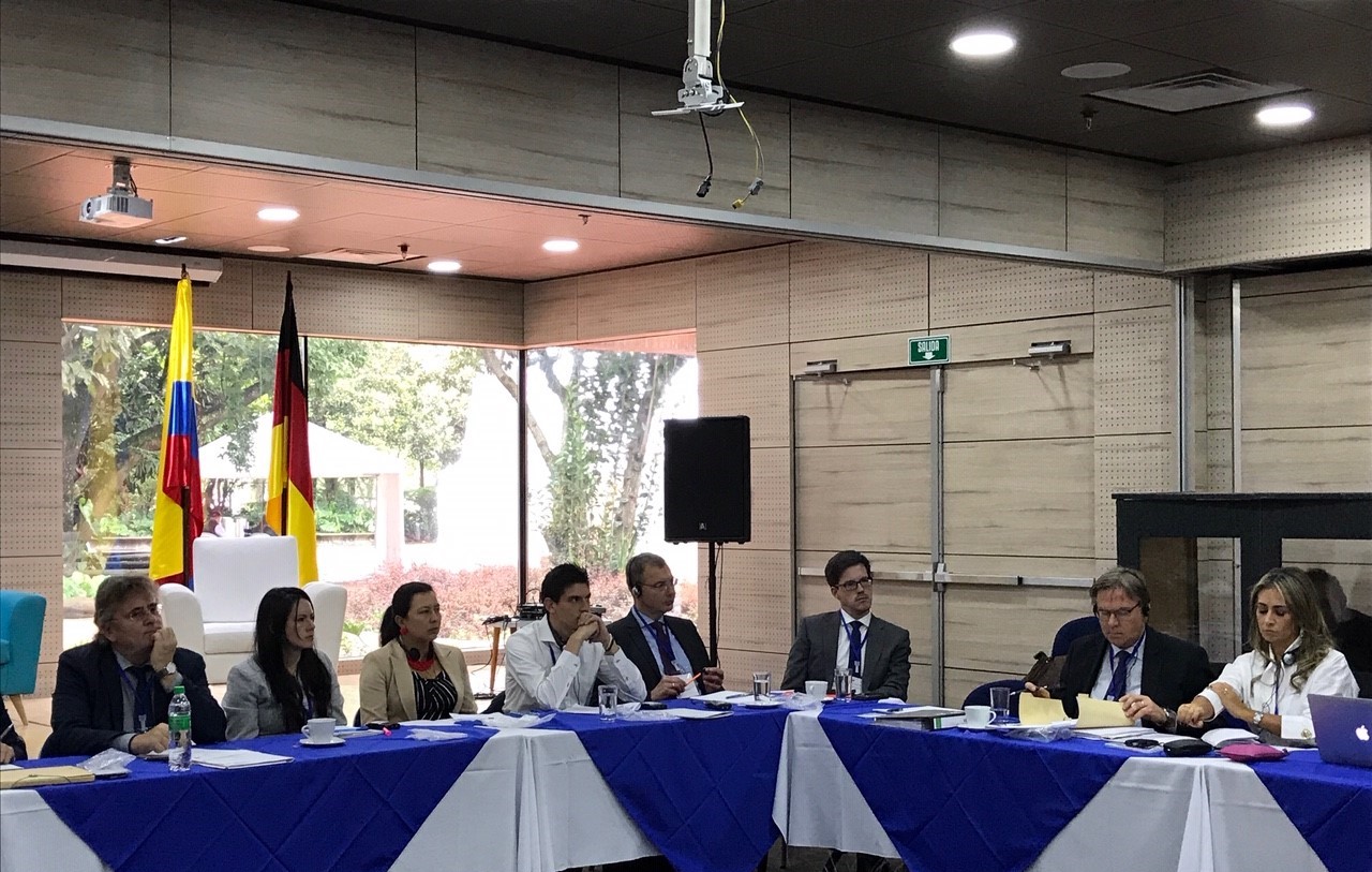 Vertreterinnen und Vertreter kolumbianischer und deutscher Institutionen trafen sich in Bogotá