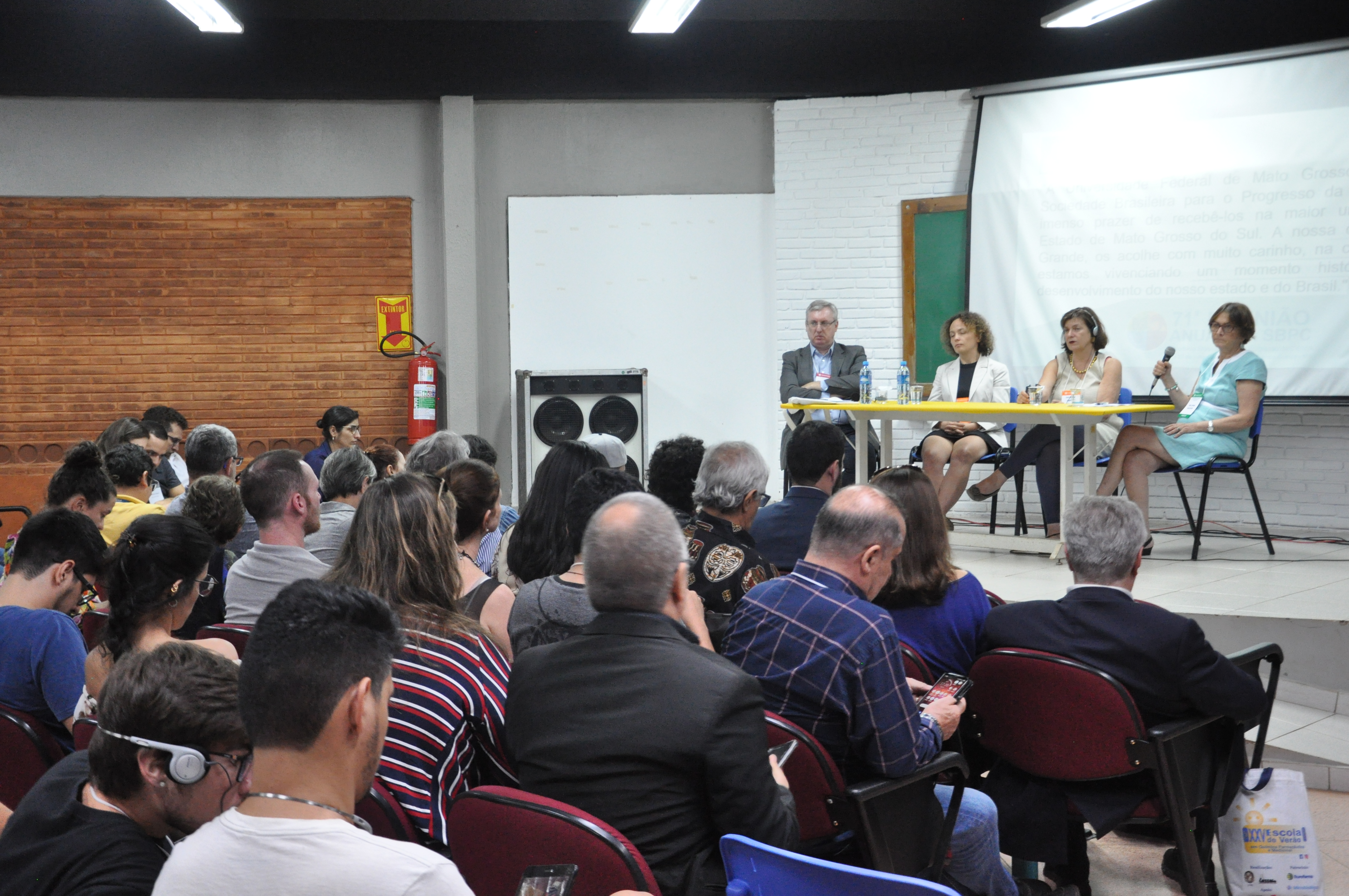 Público de la SBPC participa en la mesa redonda sobre el papel de la ciencia para las políticas públicas