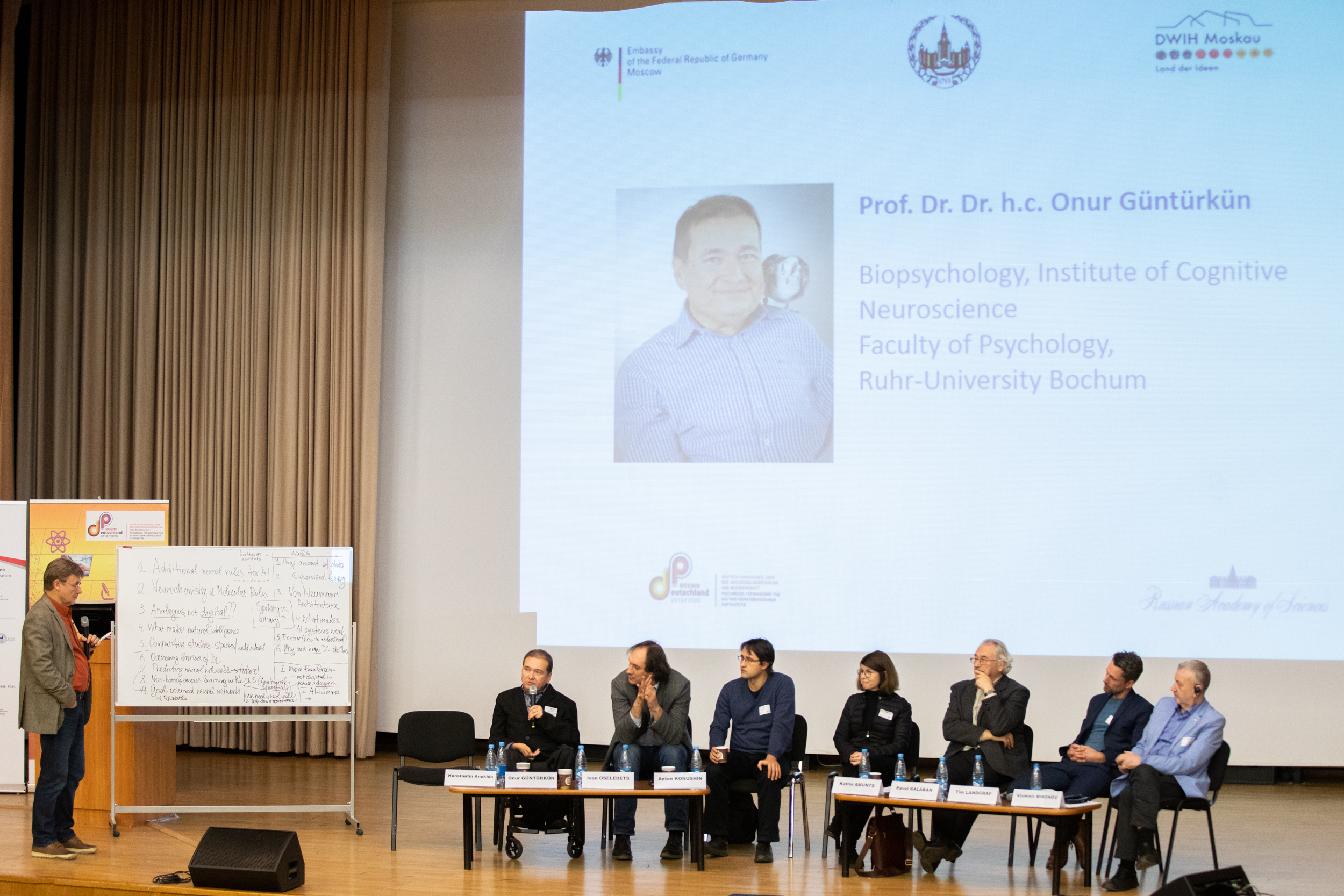 Podiumsdiskussion zur KI an der Lomonosov-Universität Moskau