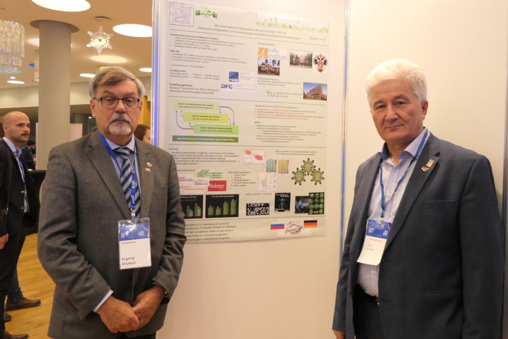 (Left to right): Evgeniy Zhukov (TU Dortmund) and Juriy Kusrayev (Ioffe Institute, St. Petersburg) present the German-Russian CRC/TRR 160