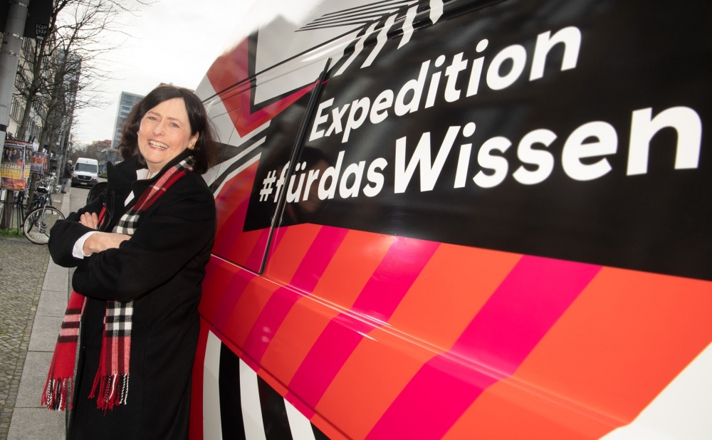 DFG-Präsidentin Katja Becker vor dem Bus zur Expedition #fürdasWissen