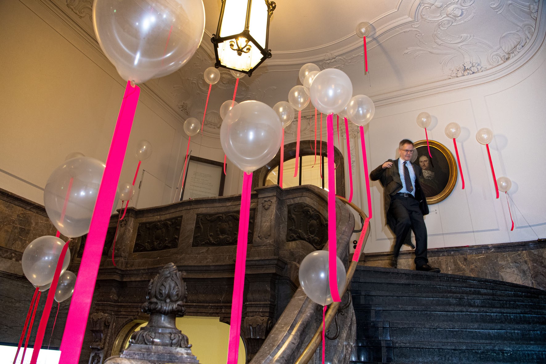 Ballons im Treppenhaus der BBAW