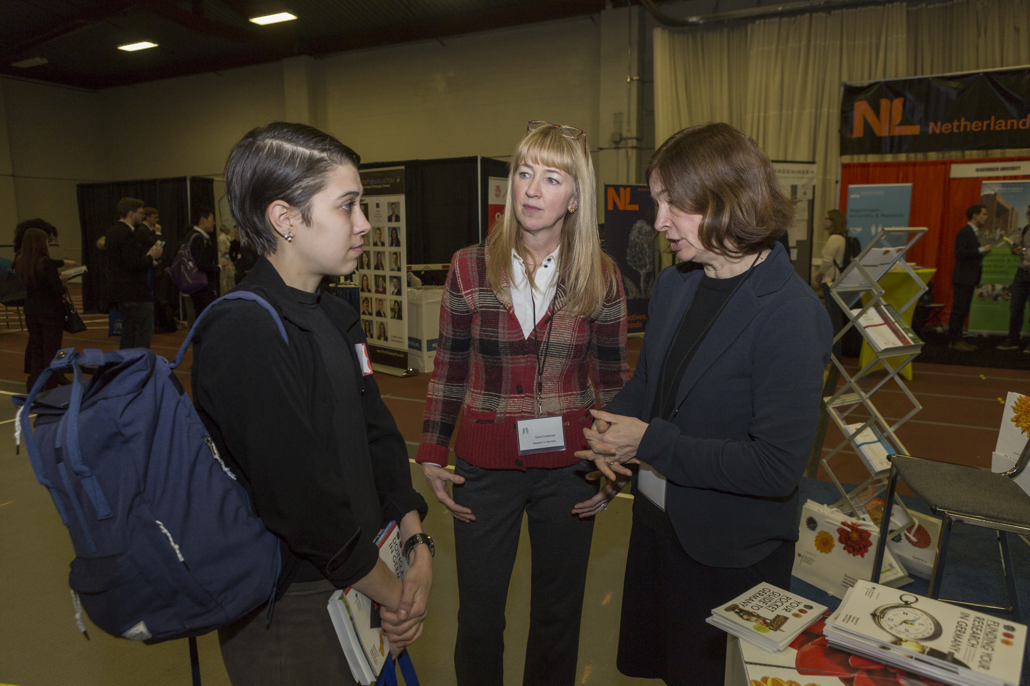 Dana Cowlishaw, DFG-NY, und Solveig Berkman, DAAD-NY, beraten am Stand