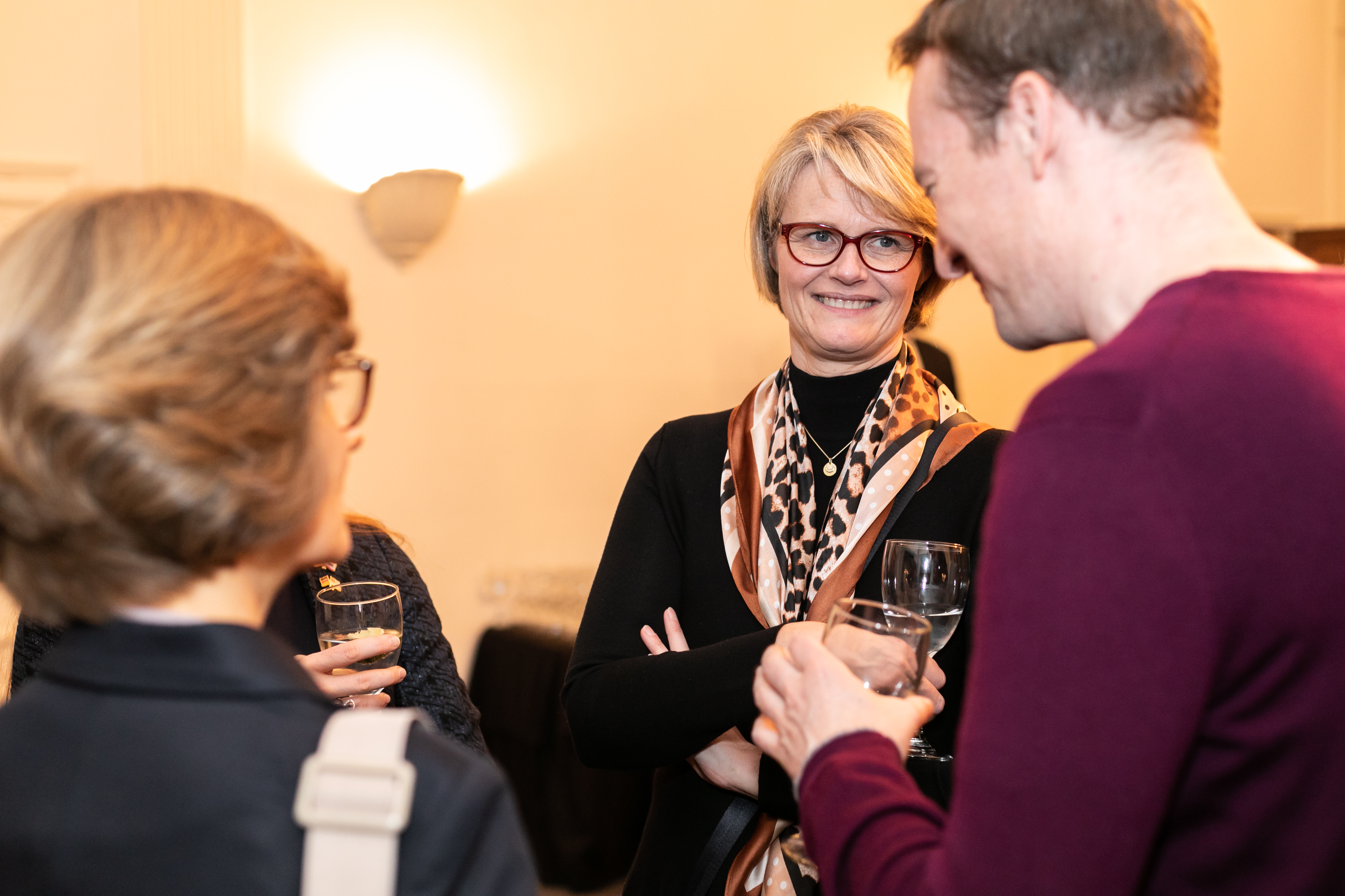 Bundesministerin Anja Karliczek mit Stipendiaten der deutschen Fördereinrichtungen