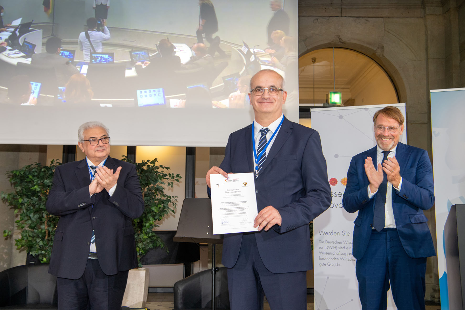 Preisverleihung für Prof. Dr. Manfred Beyer (Rektor der Technischen Universität Dortmund und Sprecher des Deutsch-Russischen Sondeforschungsbereichs DFG-geförderten Projektes TRR 160)