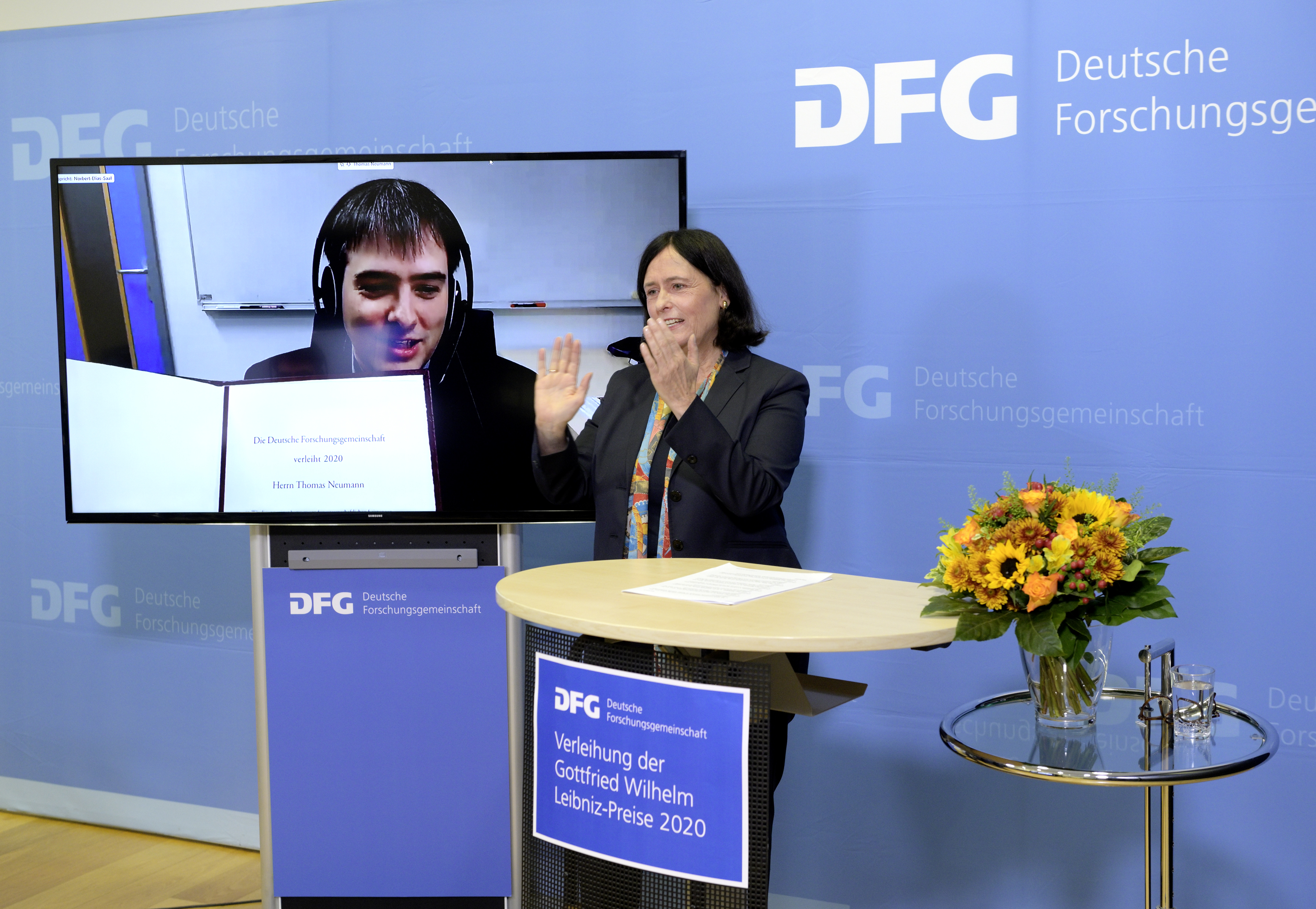 Thomas Neumann bei der virtuellen Preisübergabe mit Katja Becker