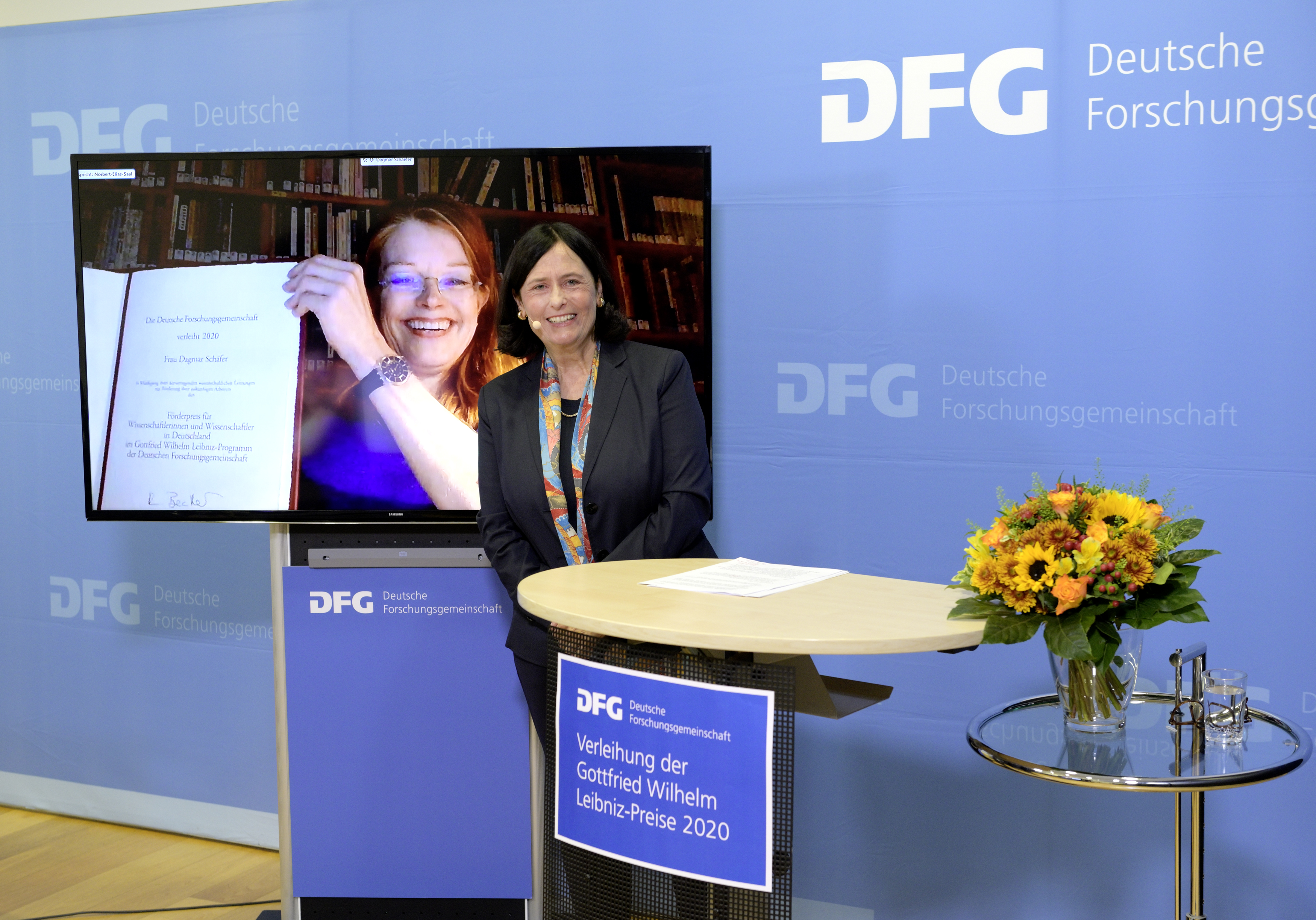 Katja Becker mit der Preisträgerin Dagmar Schäfer