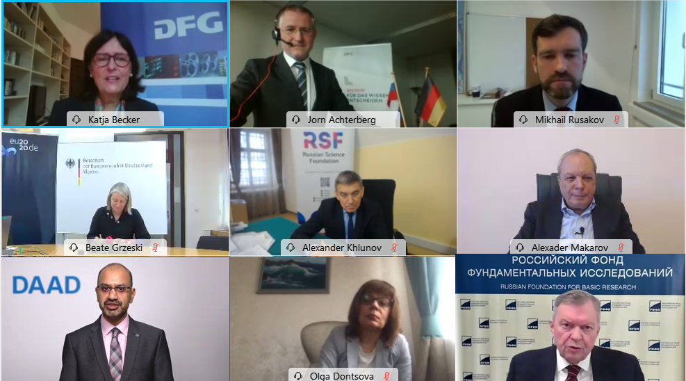 DFG President Becker welcomes the participants of the virtual German-Russian Week of the Young Researcher. From left: DFG President K. Becker, J. Achterberg (DFG Bonn), M. Rusakov (DWIH Moscow), B. Grzeski (German Embassy Moscow), A. Khlunov (RSF Dir