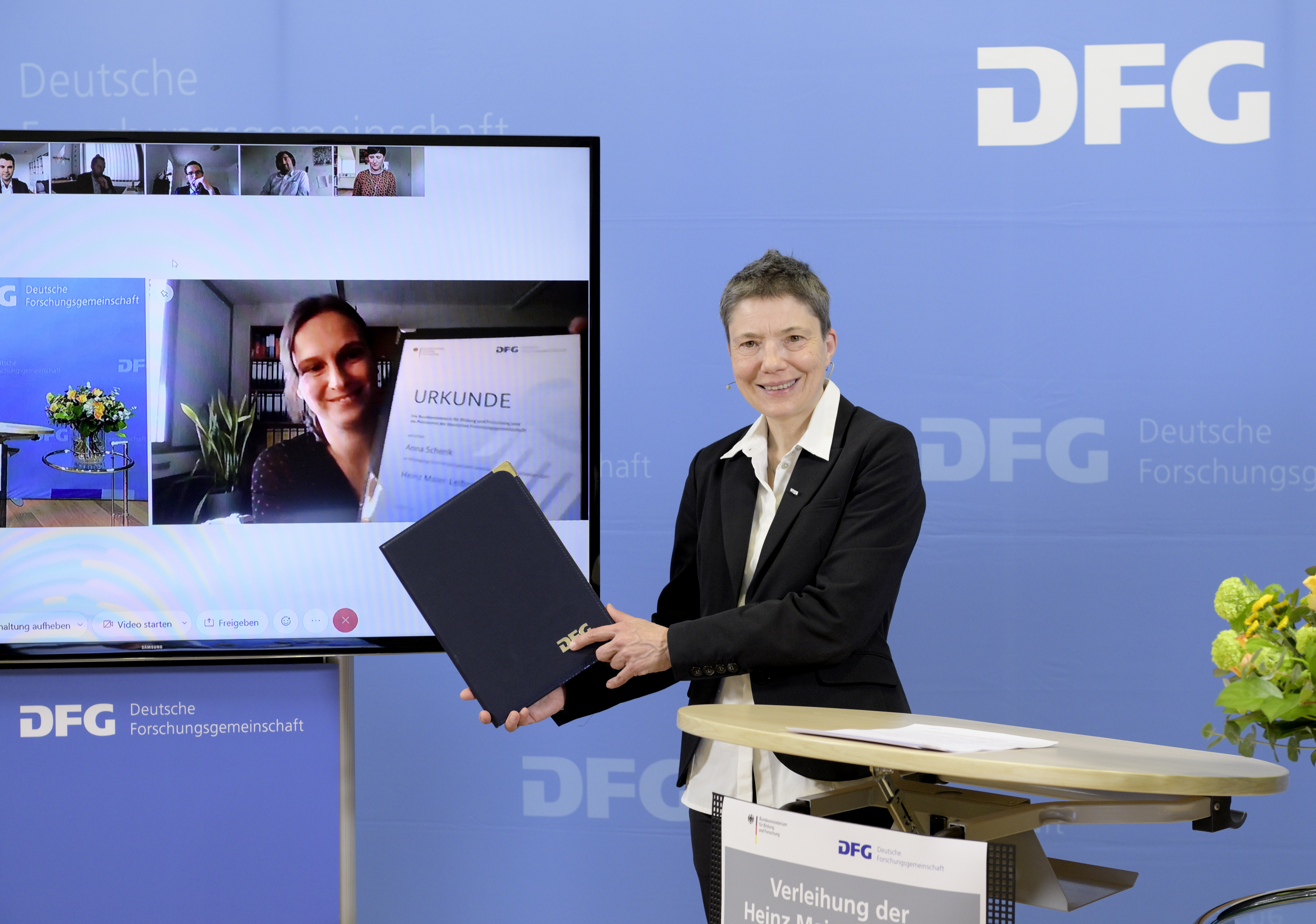 Handing over the certificate to Jun.-Prof. Dr. Anna Schenk