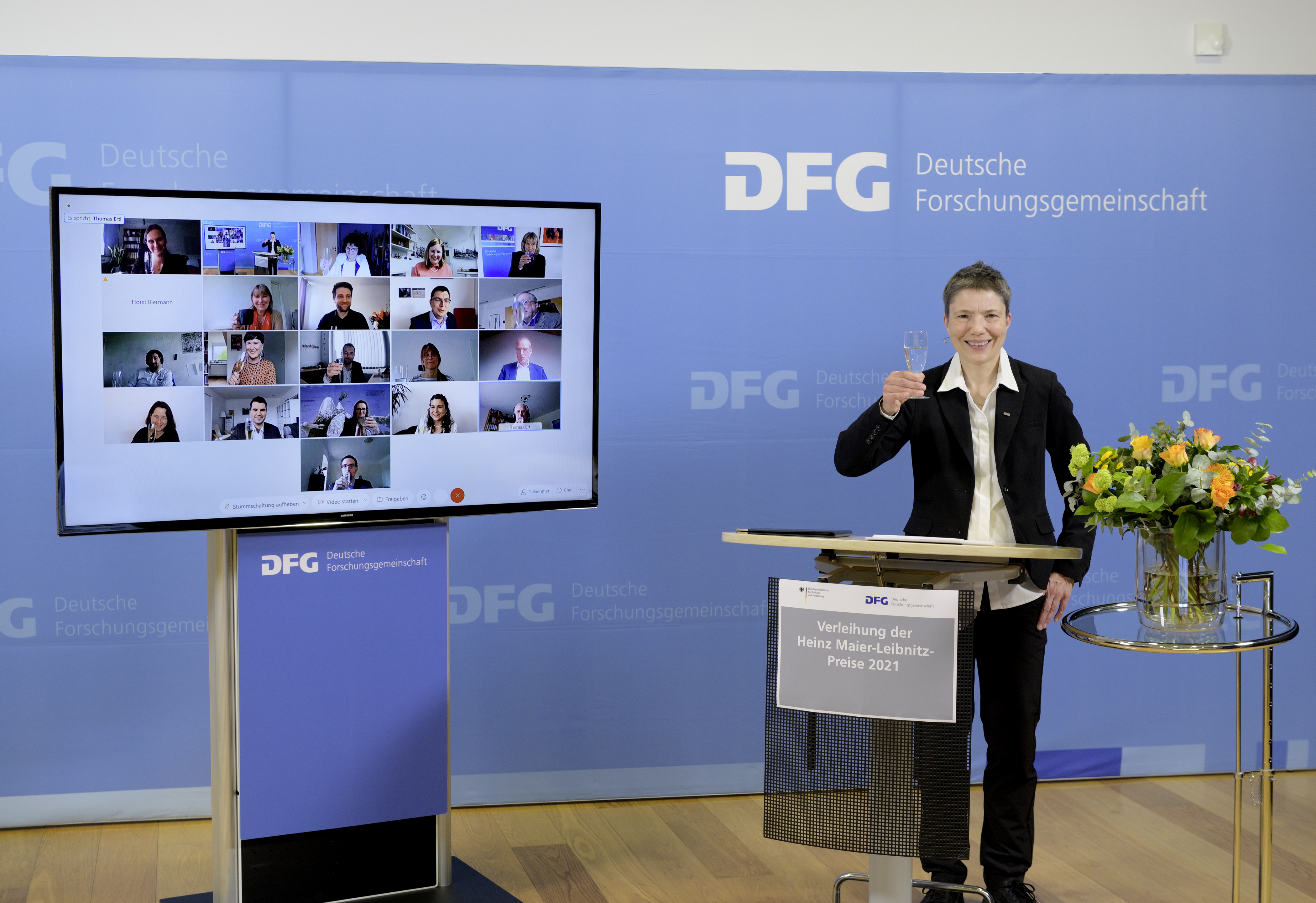 Professor Marlis Hochbruck and the awardees raise their glasses to celebrate virtually.
