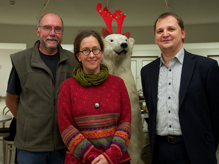 Maren Walter (center) with ArcTrain Germany co-speaker from AWI, Rüdiger Stein (left), speaker Michal Kucera (right), and a polar bear, at the kickoff meeting in 2013 at the Alfred-Wegener Institute in Bremerhaven.
