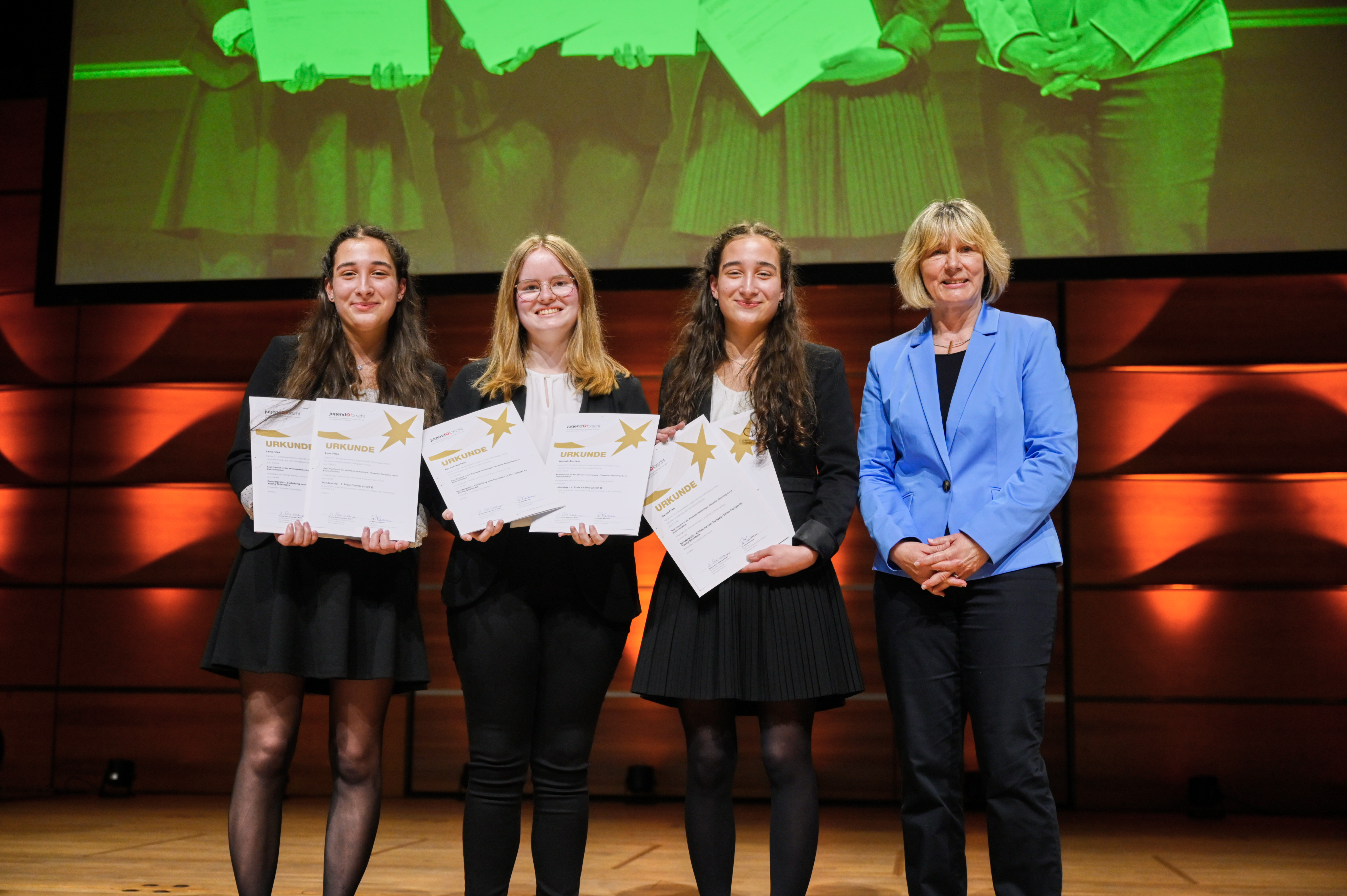 The national prizewinners in the field of chemistry (from left to right): Lena Fries, Hannah Amrhein and Hanna Fries. The Europa-Preis was handed over by Dr. Heide Ahrens, Secretary General of the DFG.