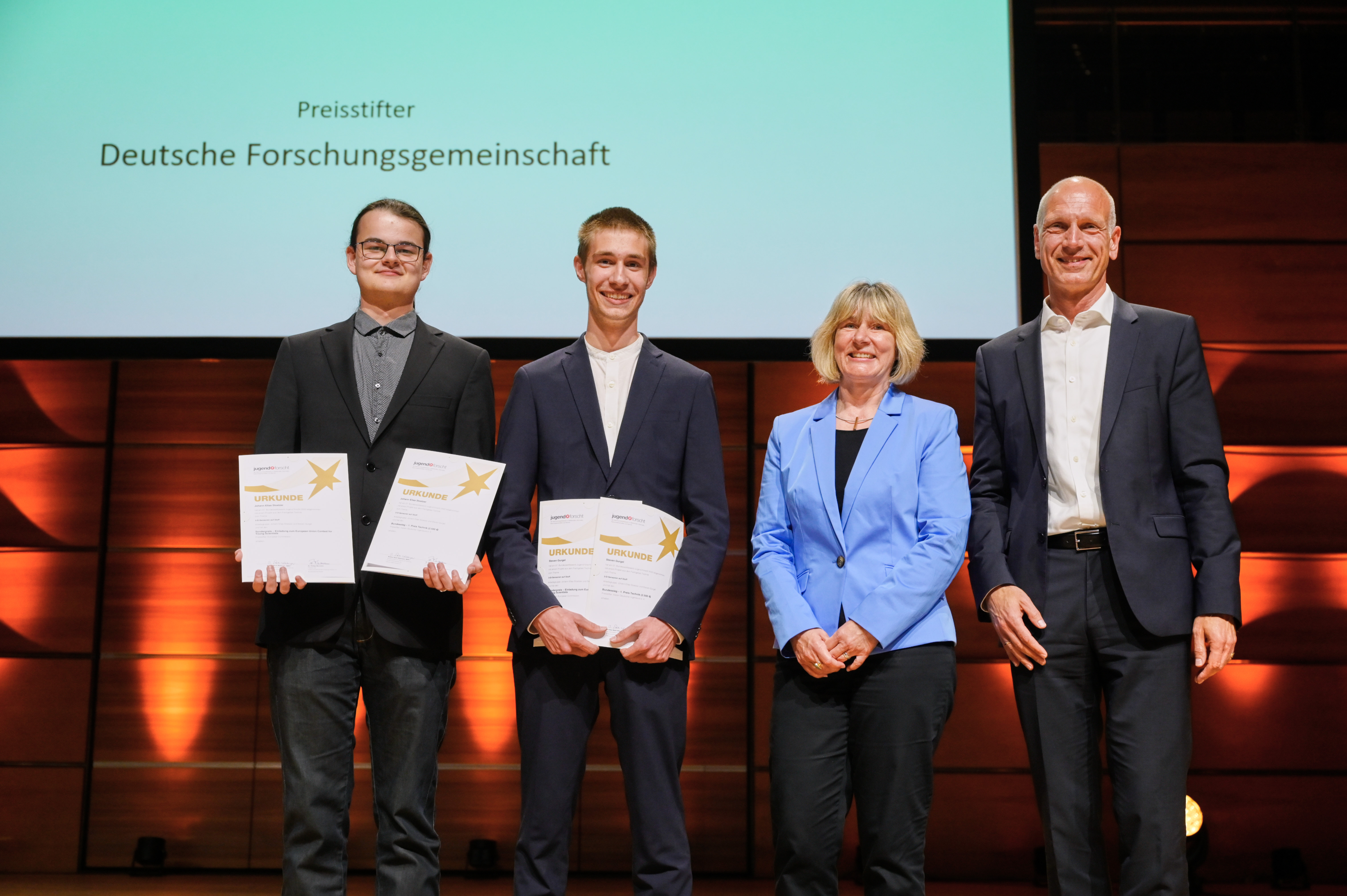The national prizewinners in the field of technology (from left to right): Johann Elias Stoetzer and Steven Gurgel. The Europa-Preis was handed over by Dr. Heide Ahrens, and they received the 1st prize from Dipl.-Ing. Sven Warnck, Chairman of the VDI