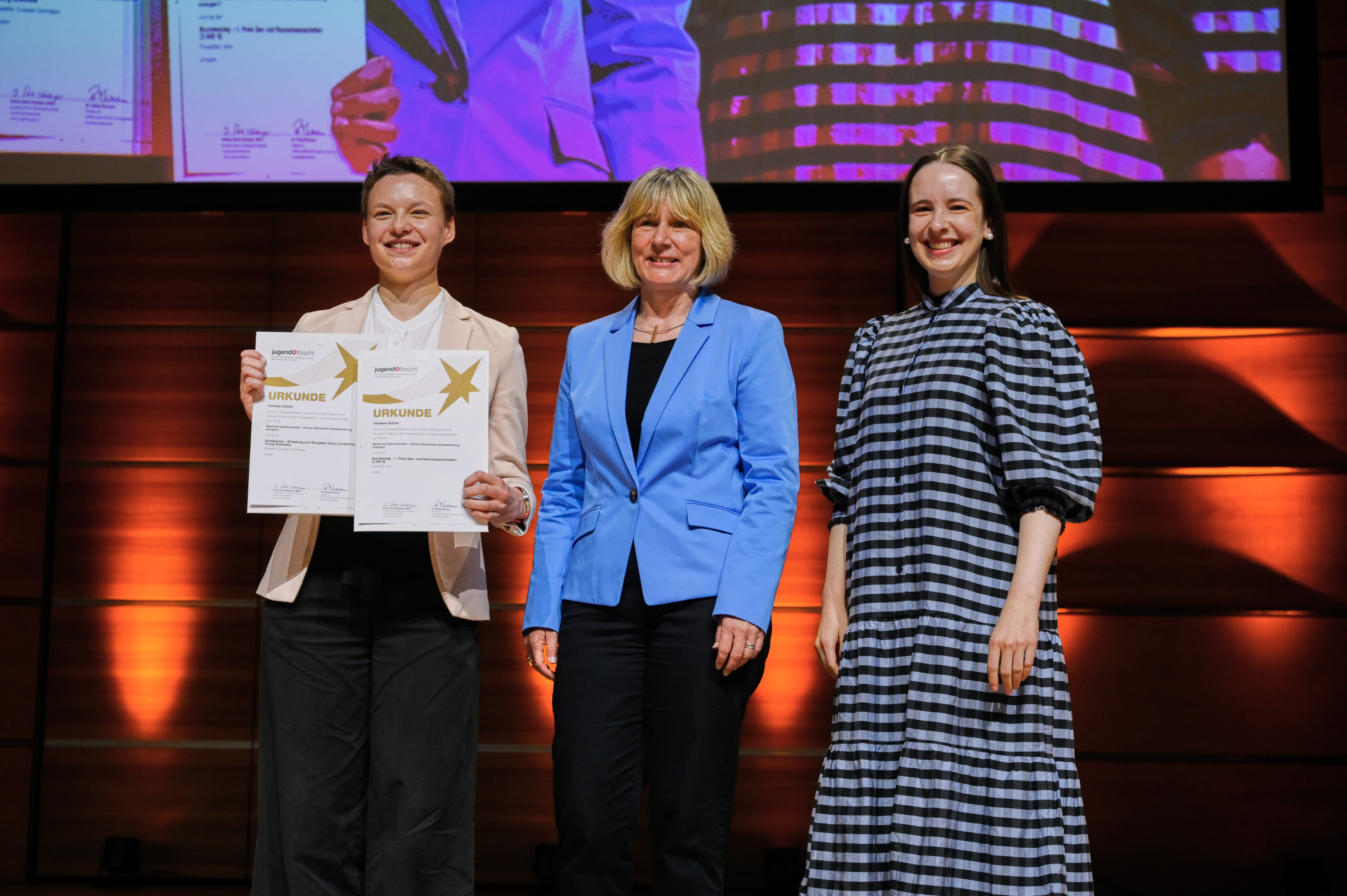The national prizewinner in in the field of earth and spatial sciences: Vanessa Guthier. The 1st prize was handed over by Laura-Lena Förster (right), Deputy Editor-in-Chief of the magazine stern, the Europe Prize by Dr. Heide Ahrens (centre).