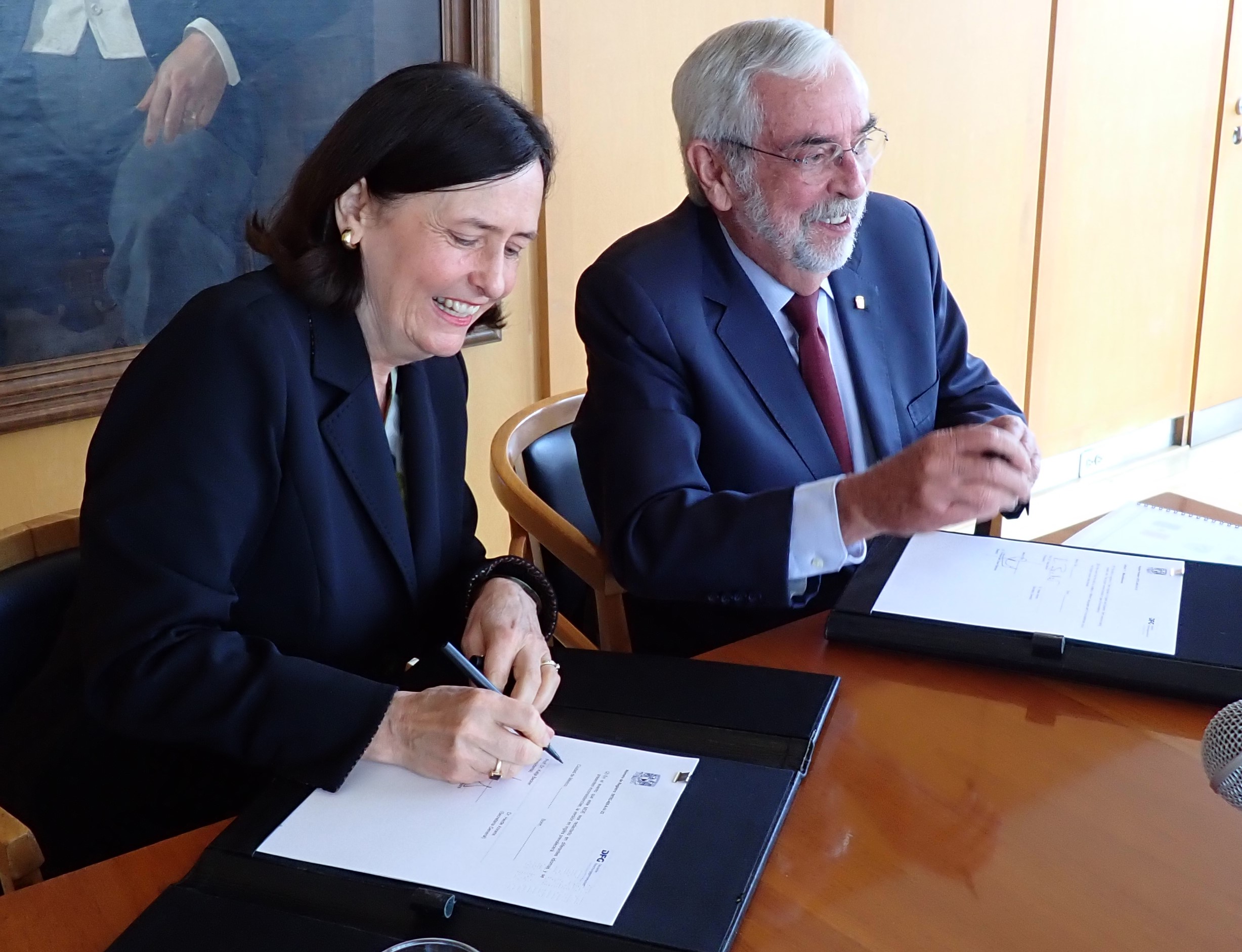 DFG-Präsidentin Professorin Dr. Katja Becker und der Rektor der Universidad Nacional Autónoma de México (UNAM), Professor Dr. Enrique Graue Wiechers unterzeichnen das neue Kooperationsabkommen