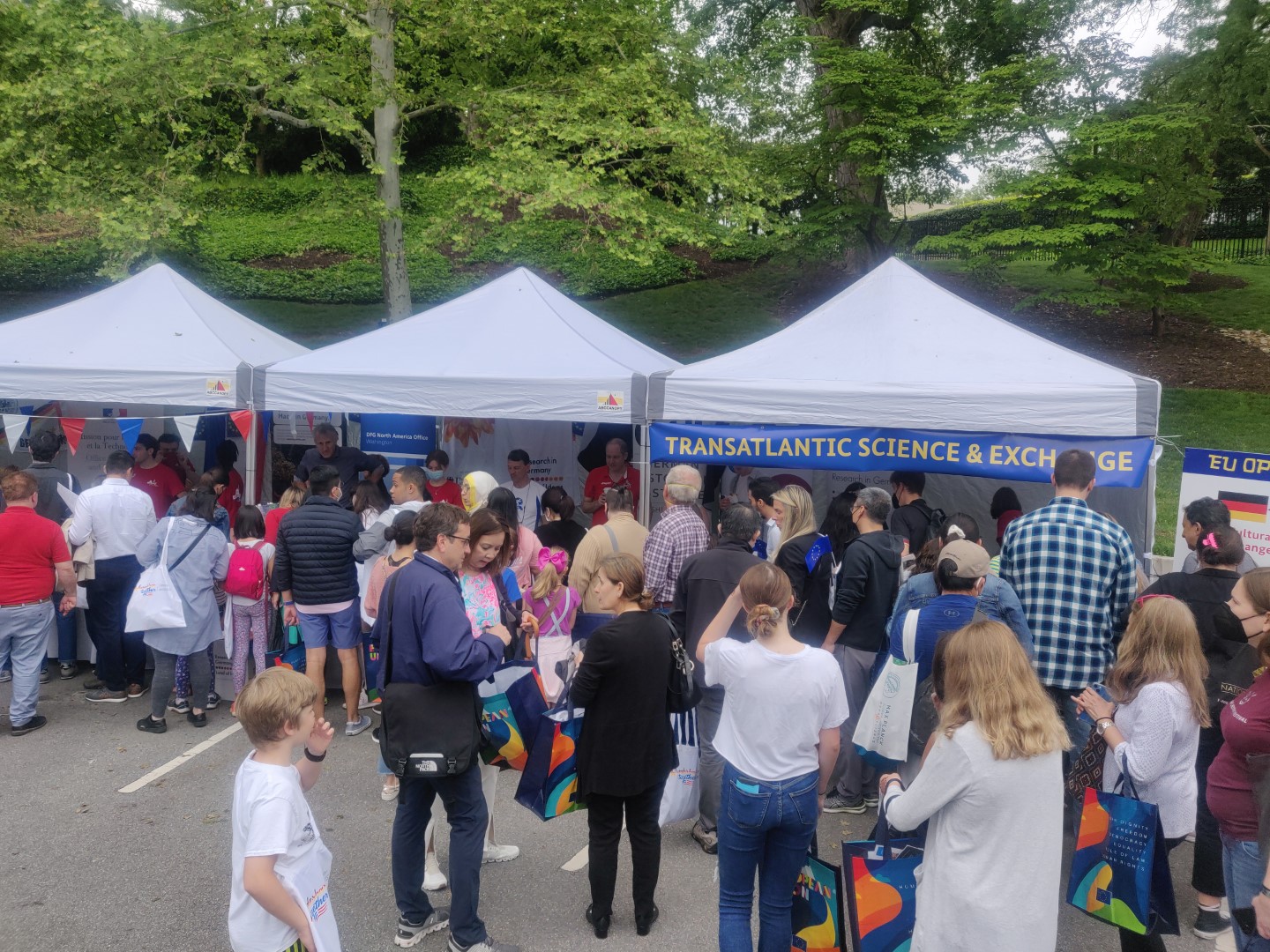 Lively interest at the transatlantic science booth