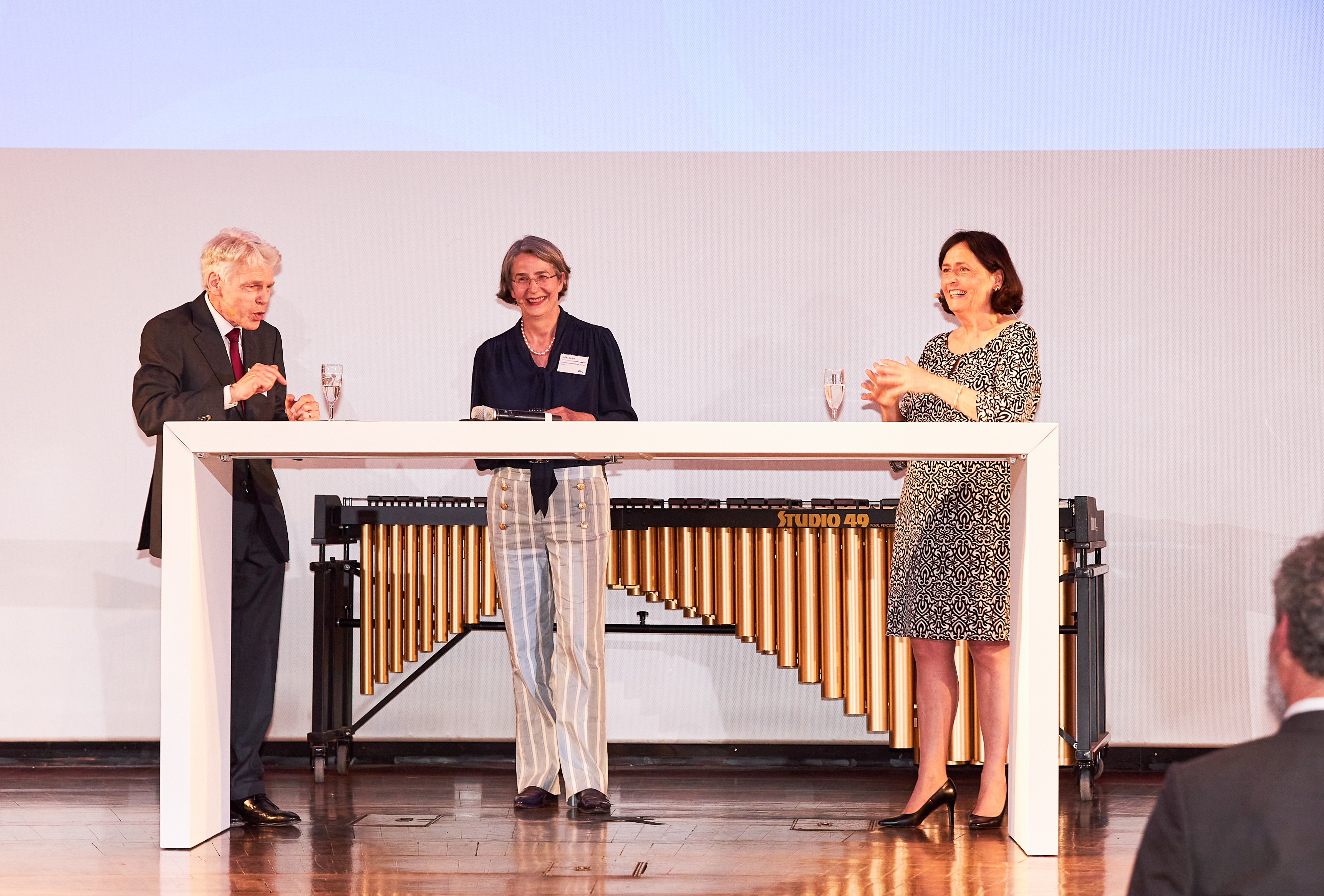 Gespräch zwischen Prof. Dr. Dr. Andreas Barner, ehemaliger Präsident des Stifterverbands, Prof. Dr. Julika Griem, Vizepräsidentin und Vorsitzende der Auswahljury, und Prof. Dr. Katja Becker, Präsidentin der DFG