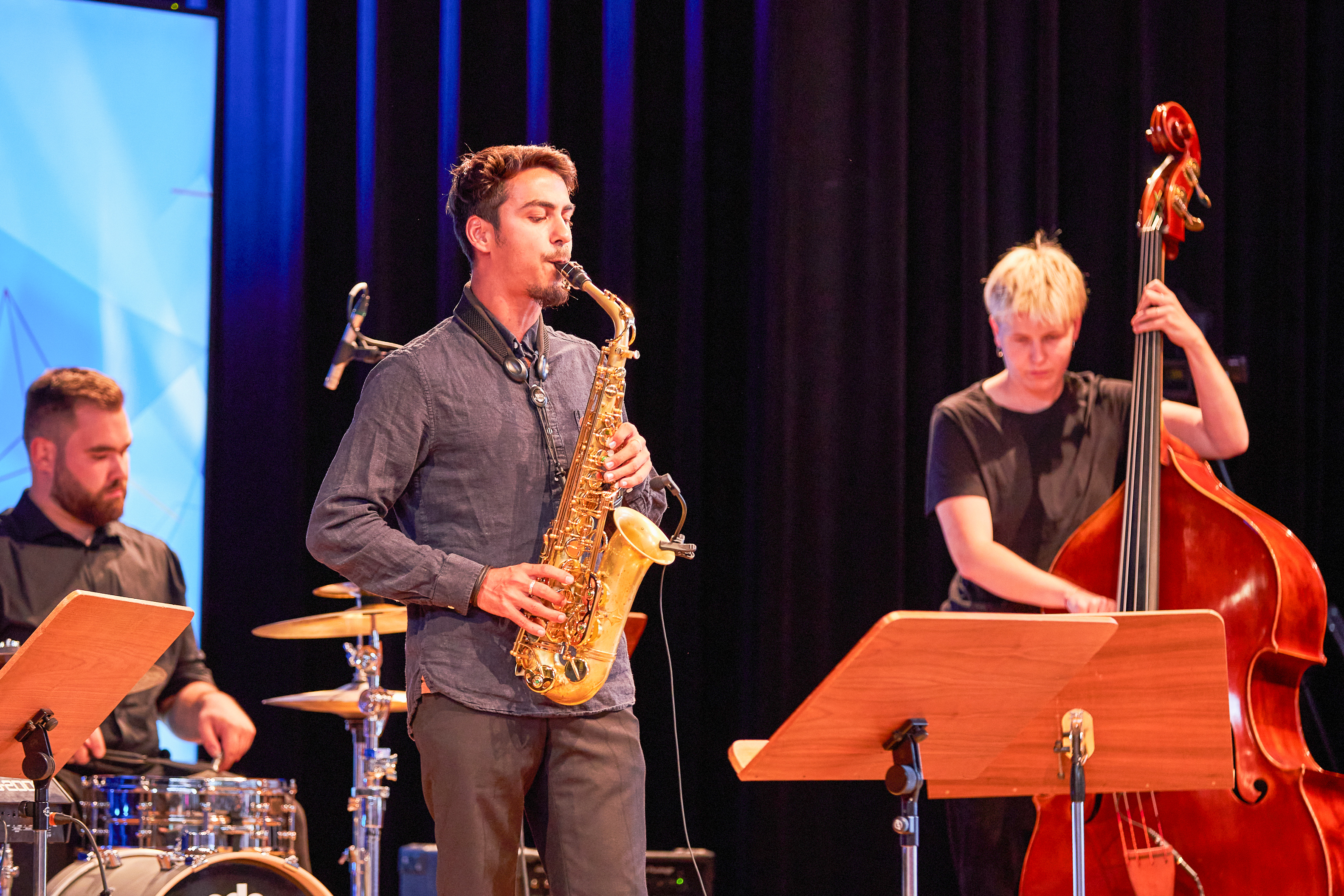 Musiker der Big Band der Hochschule für Musik Freiburg beim Spiel