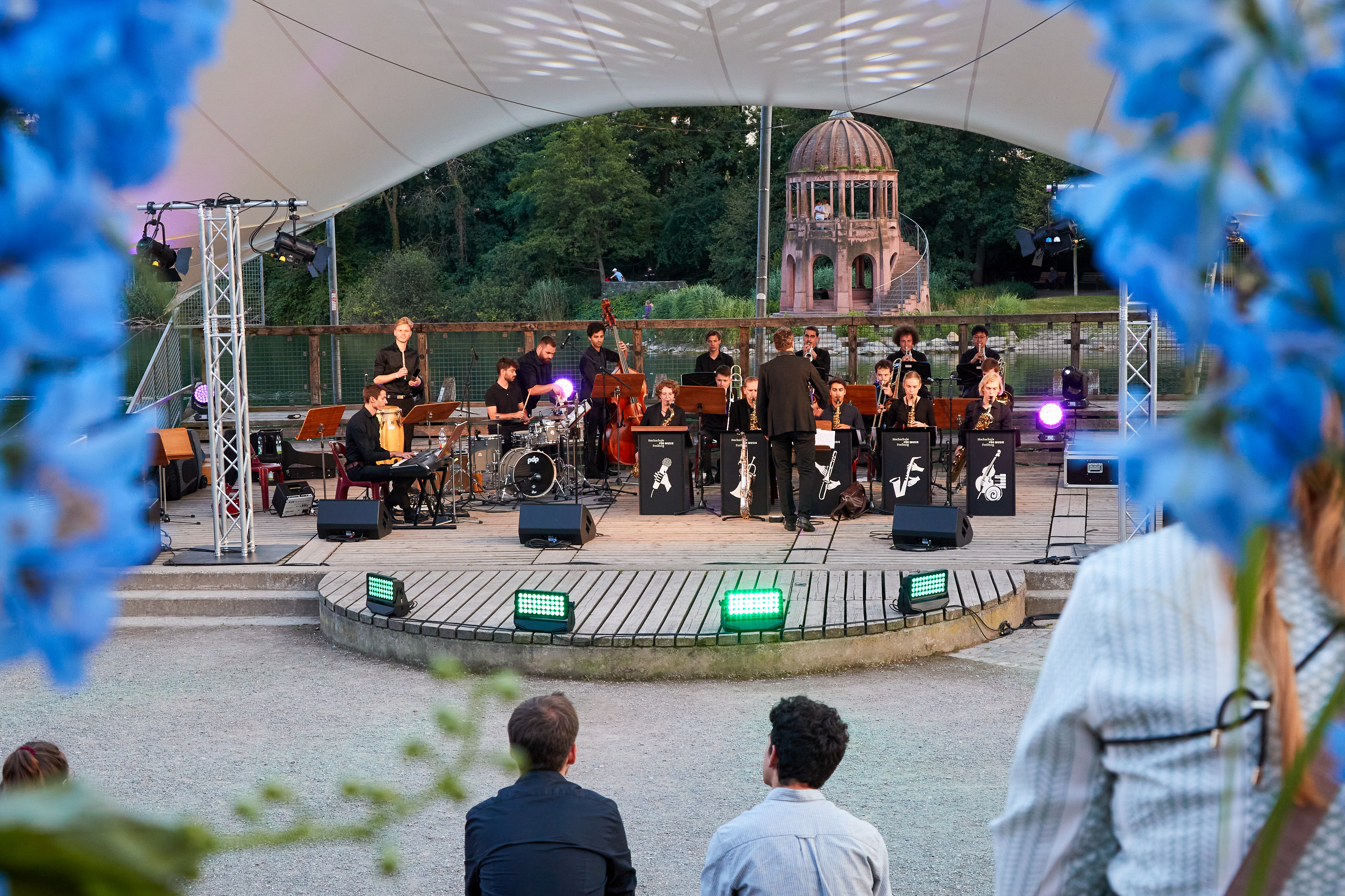 Panoramaaufnahme der Bühne im Seepark mit Big Band
