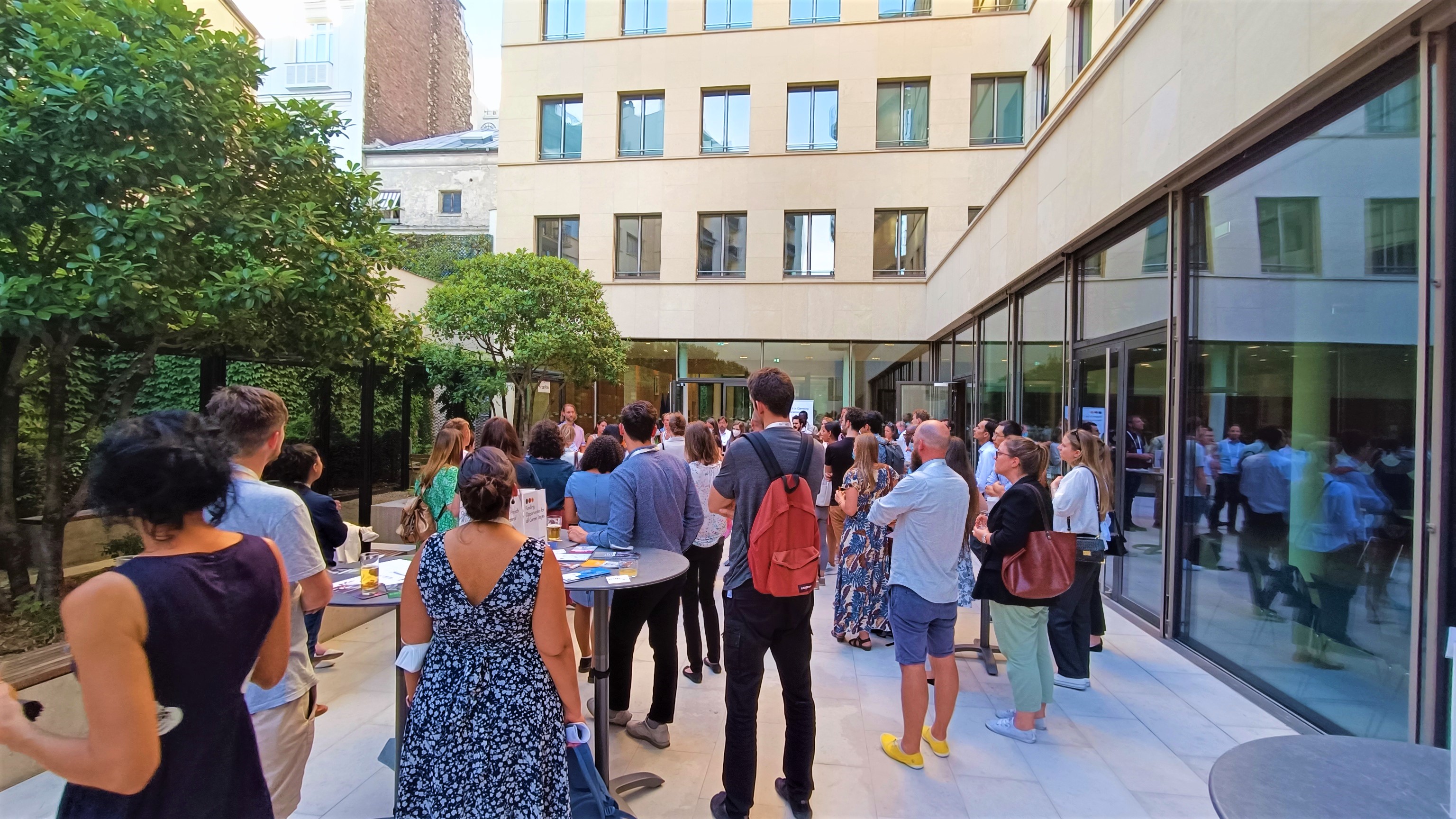 Abendstimmung beim Networking-Event in der Deutschen Botschaft in Paris