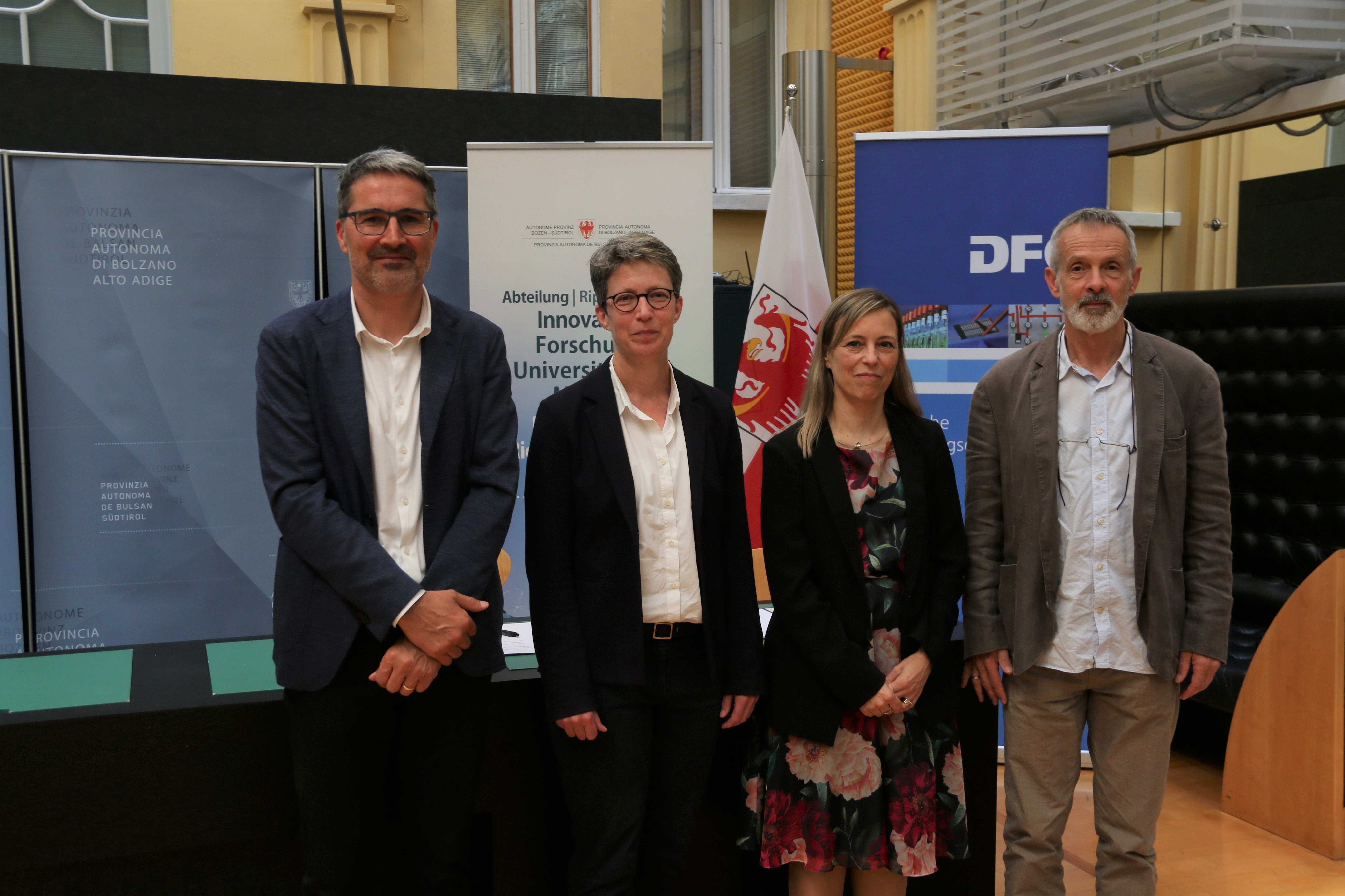 Gruppenbild / Arno Kompatscher (Landeshauptmann Südtirol), Britta Siegmund (DFG), Simona Berardi Vilei (SNF) und Georg Kaser (FWF)