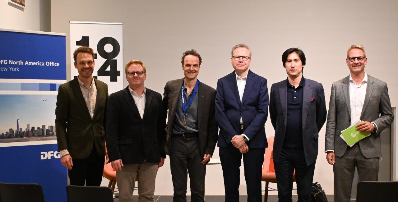 Gruppenbild: (v.l.n.r.) Ben Bergner (1014), Paul Kott (New School for Social Research), Stefan Altevogt (DFG), Andreas Reckwitz, Dean Whiteside (Goethe-Institut), und Joel Schumacher (Goethe-Institut)