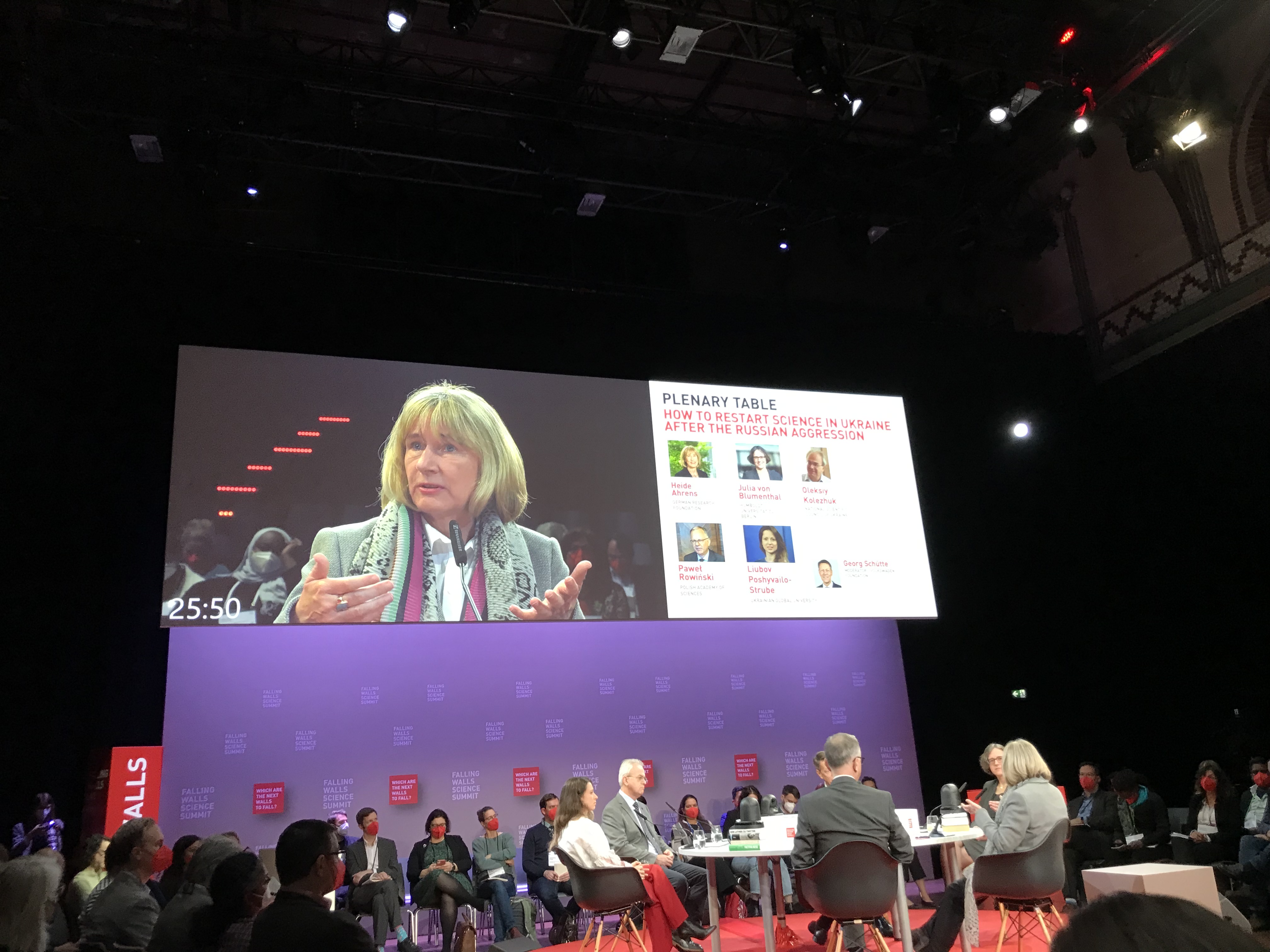 Im Plenum diskutierte die DFG-Generalsekretärin Dr. Heide Ahrens mit hochrangigen VertreterInnen aus Wissenschaft und Forschung.