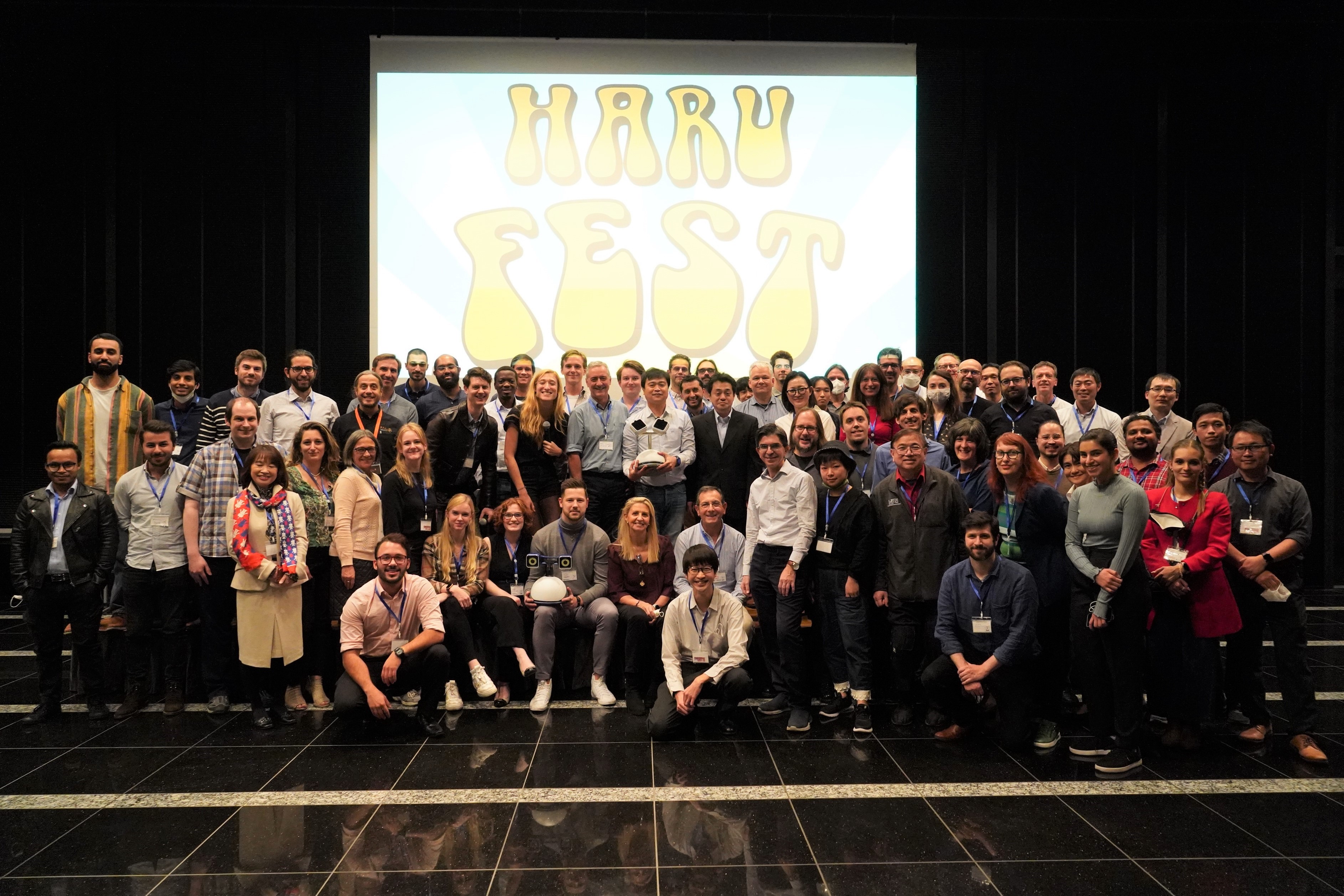 Gruppe der Teilnehmenden mit dem Roboter Haru beim Haru Fest