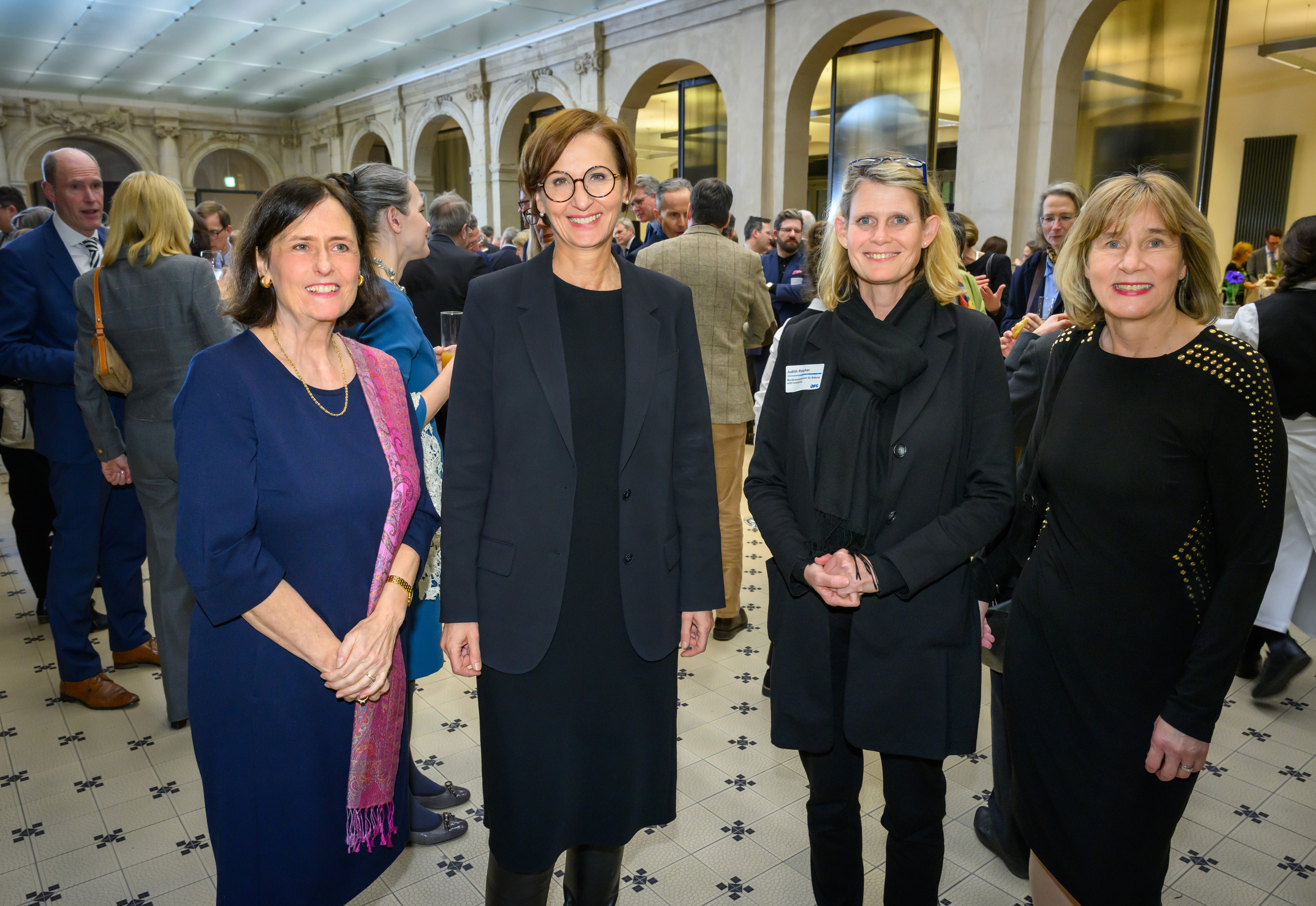 Gruppenbild mit Katja Becker, Ministerin Stark-Watzinger und Generalsekretärin Heide Ahrens