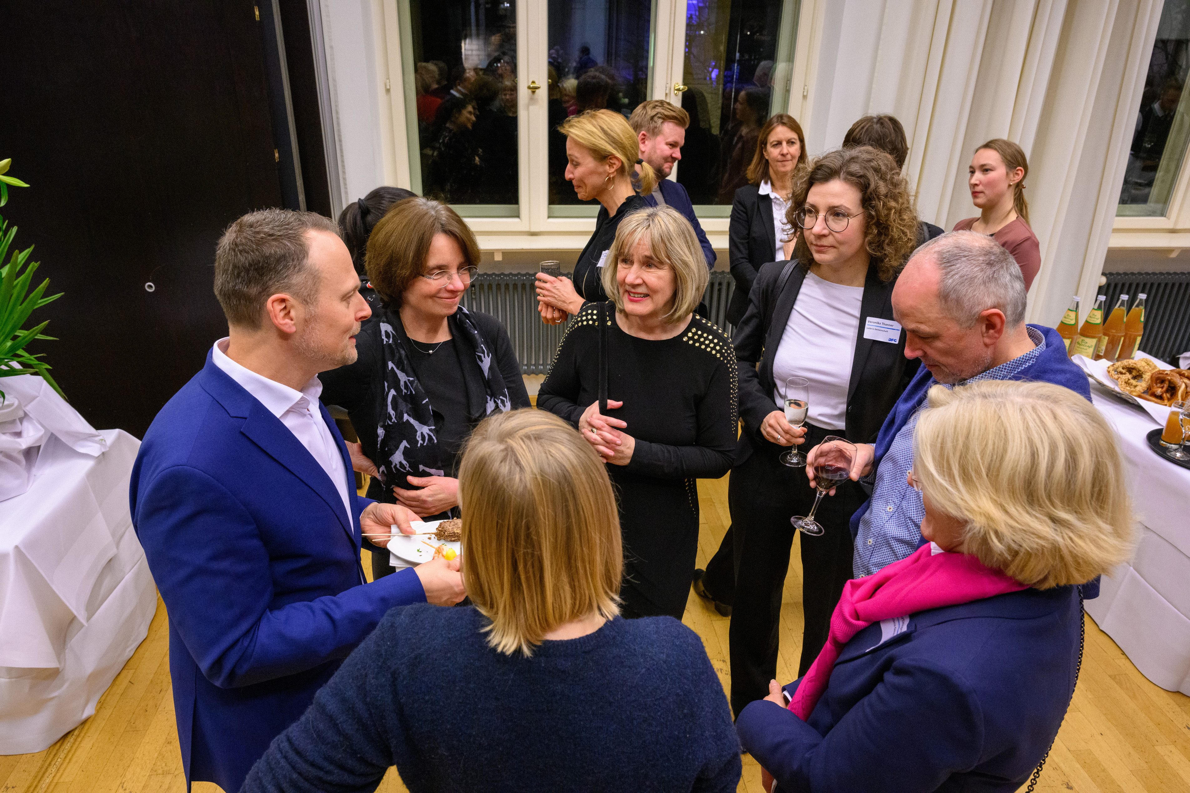 Menschen stehen im Kreis und sprechen