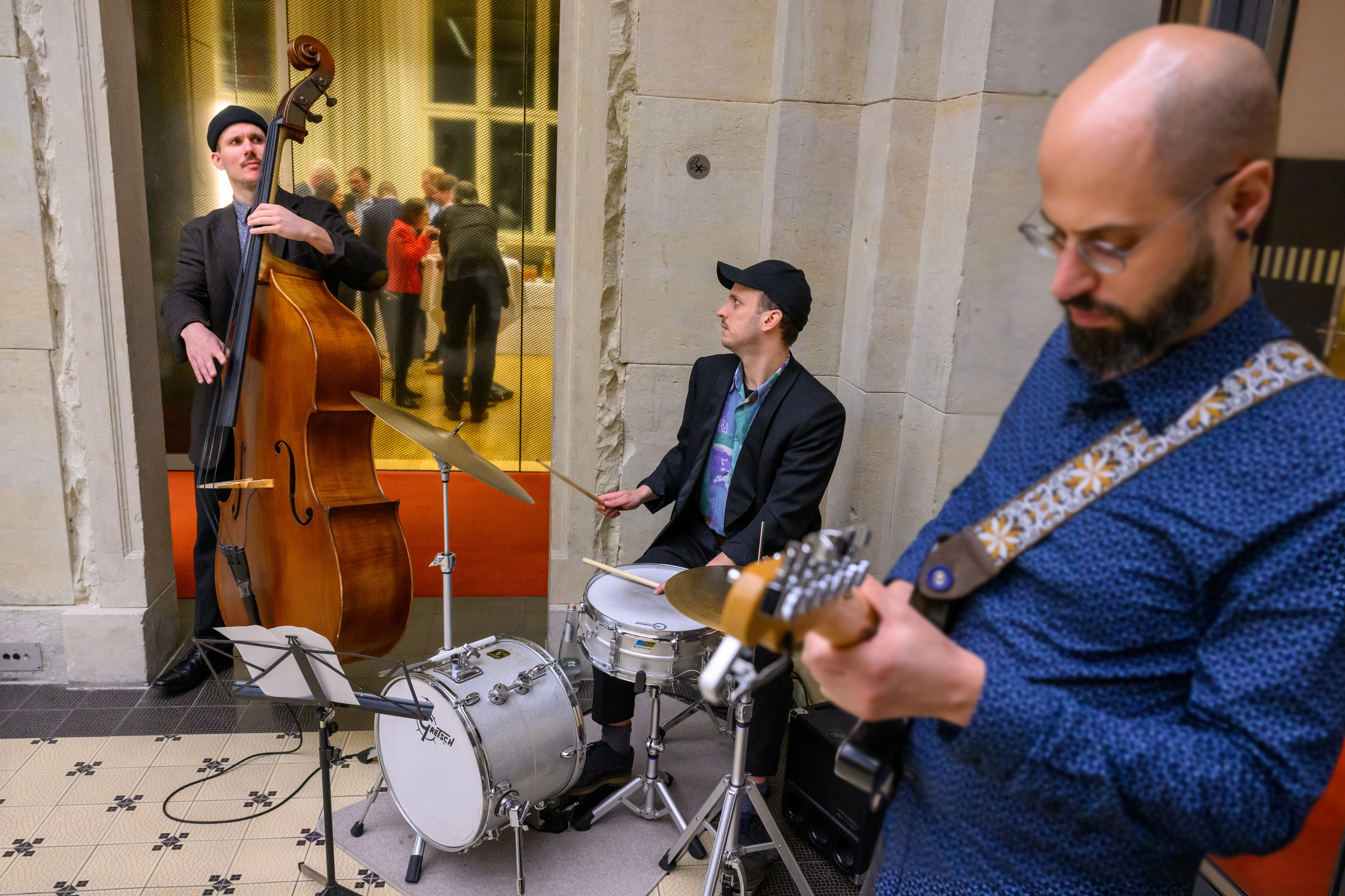 Die Musiker an Kontrabass, Schlagzeug und Gitarre