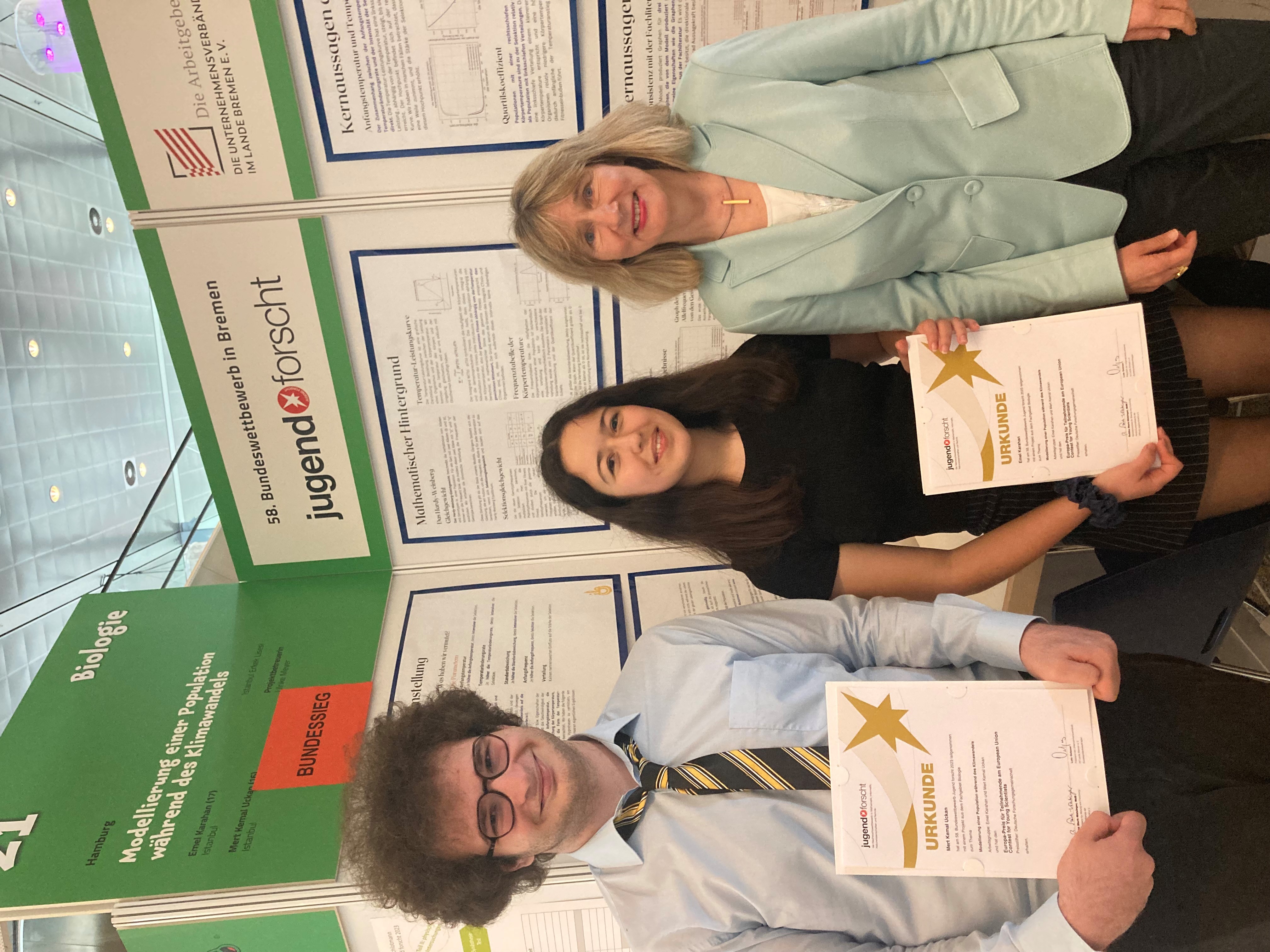 The national winners in the subject biology (from left to right): Mert Kemal Uckan and Emel Karahan. The Europa-Preis was officially presented by Dr. Heide Ahrens, Secretary General of the DFG