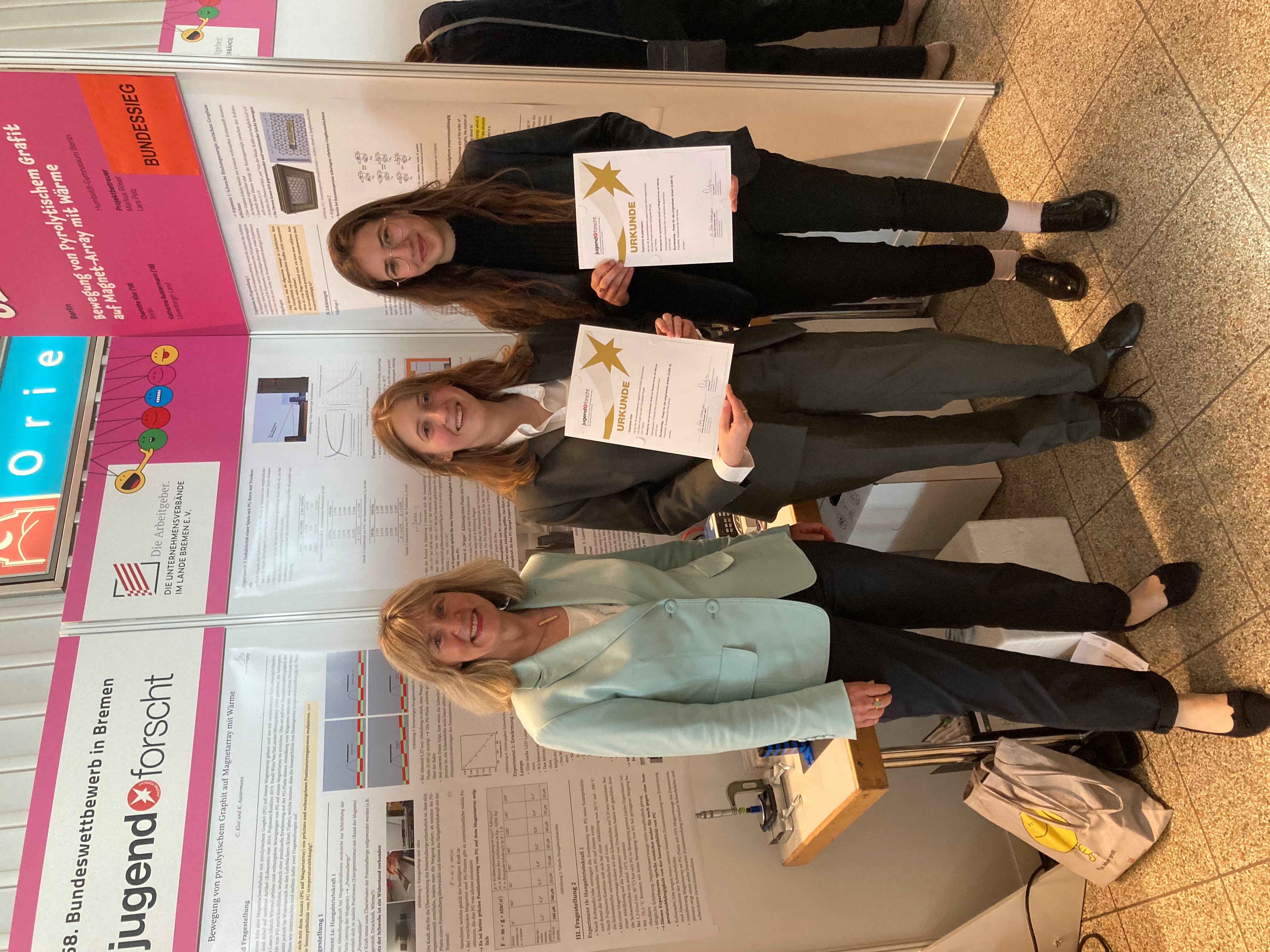Dr. Heide Ahrens presented the Europe Prize to Charlotte Klar and Katharina Austermann (from left to right)