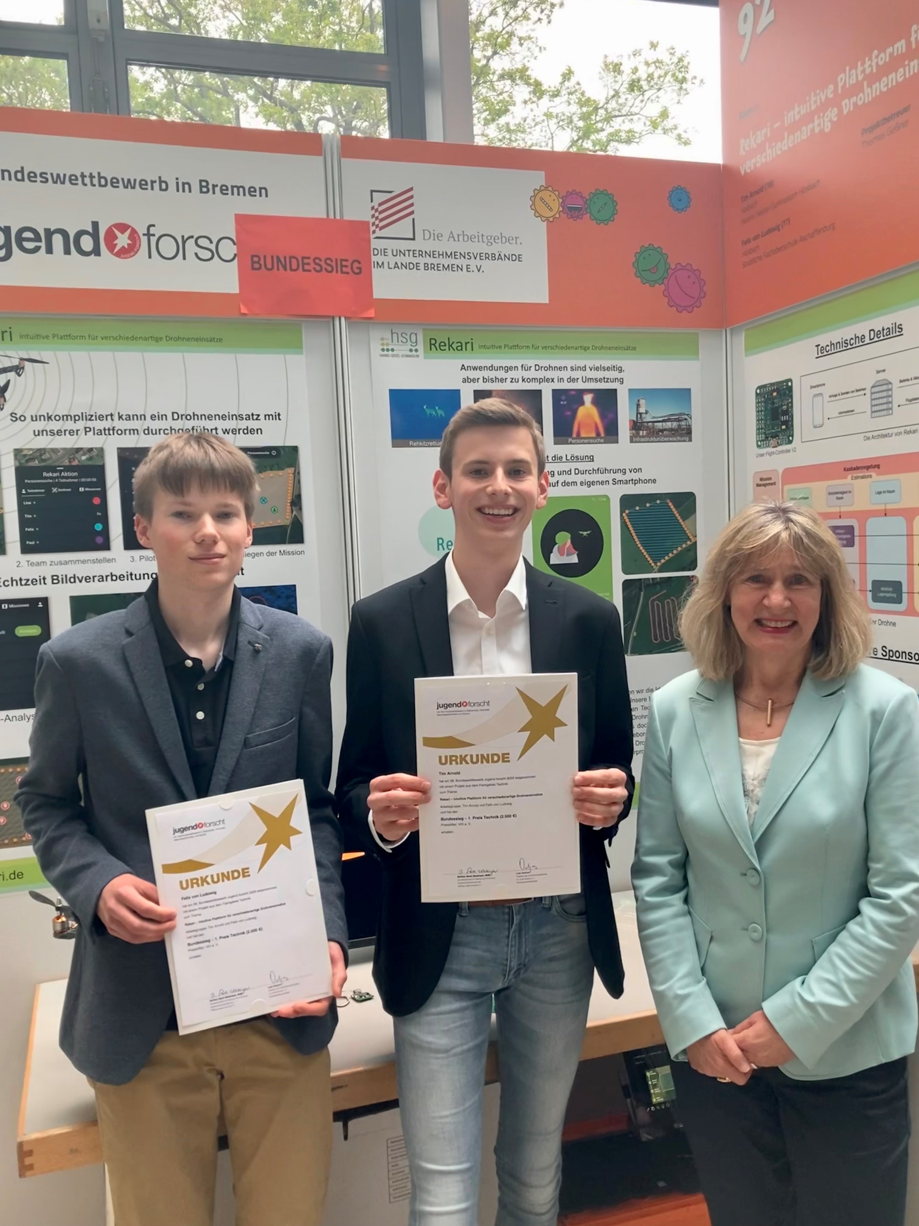 The national winners in the subject of technology (from left to right): Felix von Ludowig and Tim Arnold. The Europe Prize was officially presented by Dr. Heide Ahrens