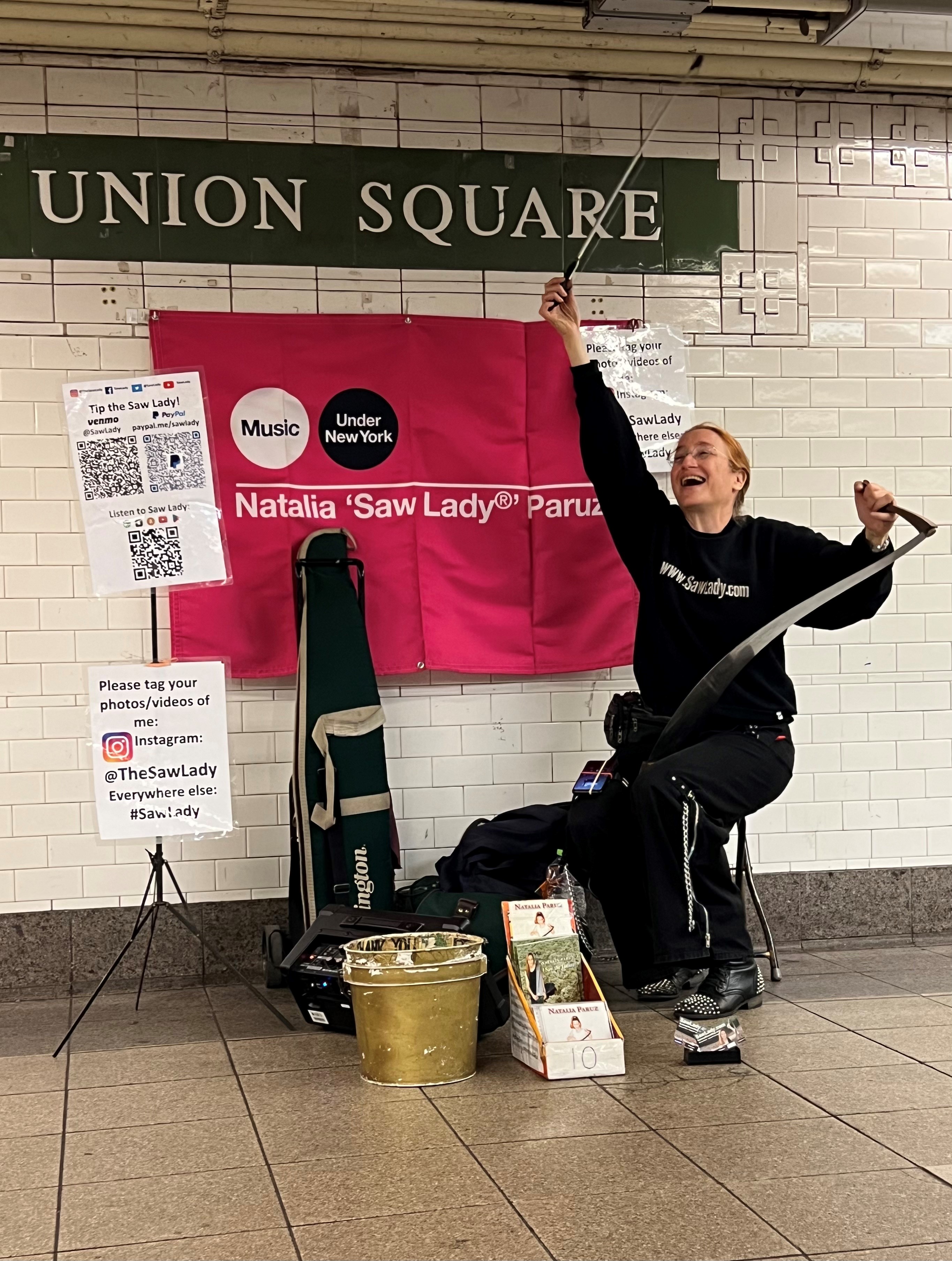 Natalia Paruz aka „The Saw Lady“ performt im Union Square