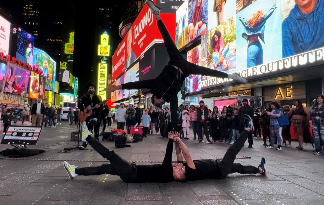 Die B-Boys/Akrobaten „Funktastic Crew“ performen zusammen mit dem israelischen Singer-Songwriter Yigal Sternklar auf dem Times Square