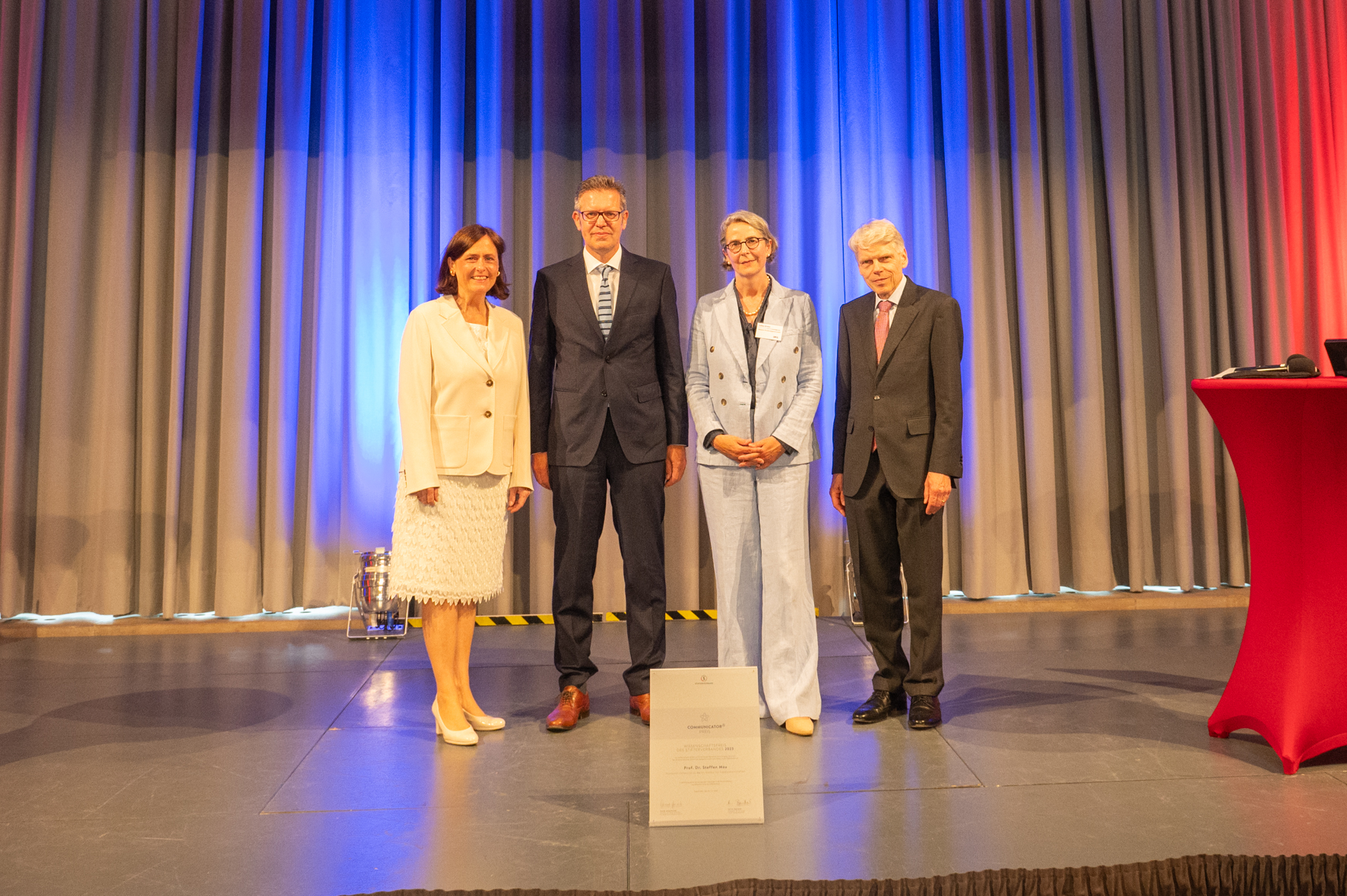 Gruppenfoto am Ende der Preisverleihung – im Anschluss gab es einen Empfang im Saarbrücker Schloßgarten.