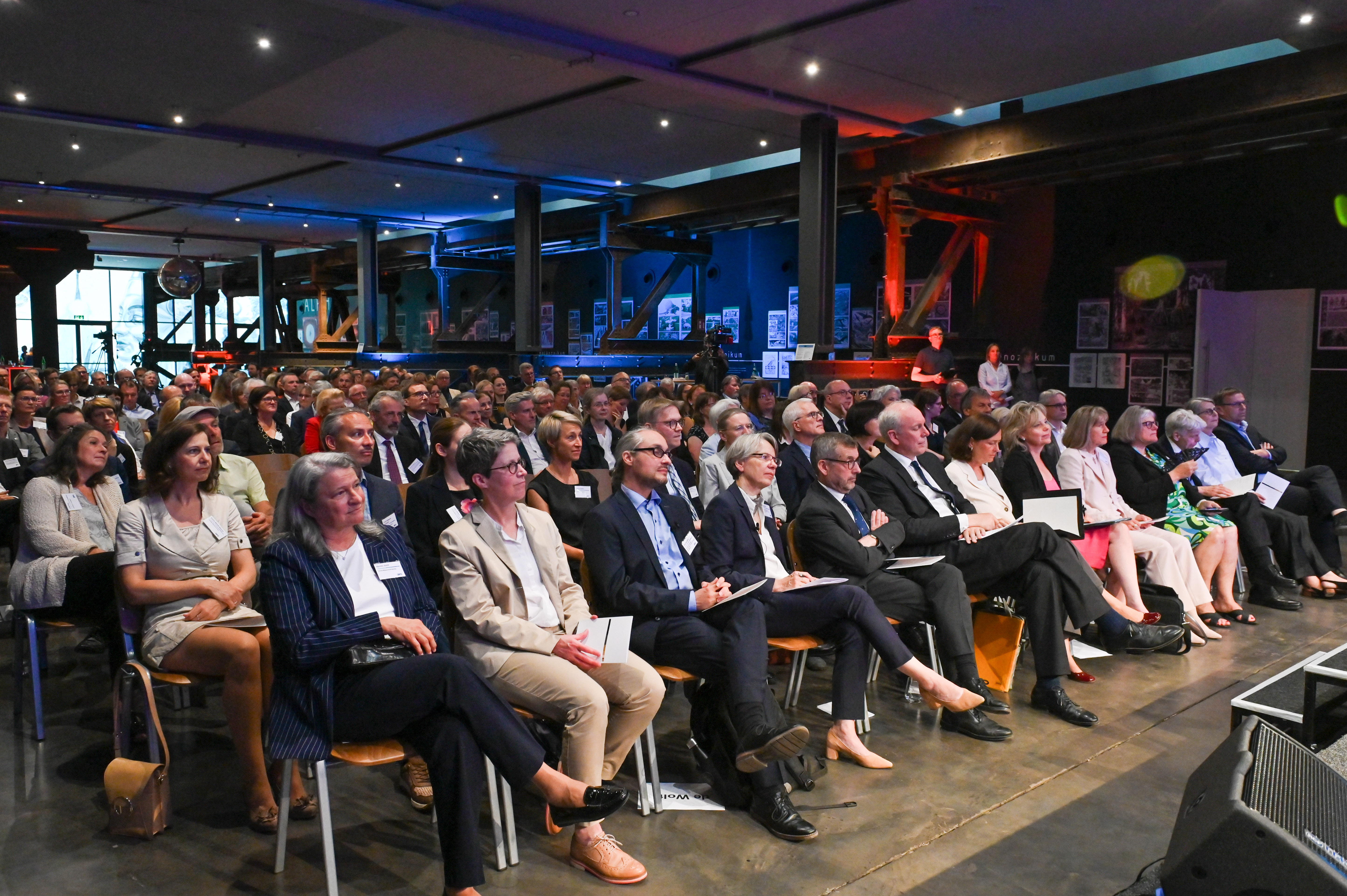 Das Publikum in der Erzhalle der Völklinger Hütte