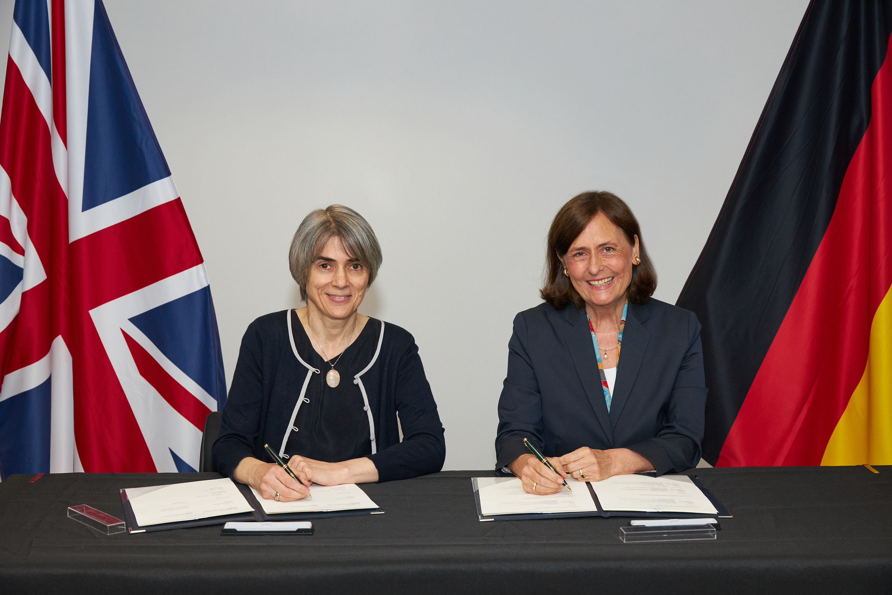 President of the Deutsche Forschungsgemeinschaft (DFG), Professor Dr. Katja Becker (right) and UKRI Chief Executive Dame Ottoline Leyser (left) sign a Memorandum of Understanding in London.