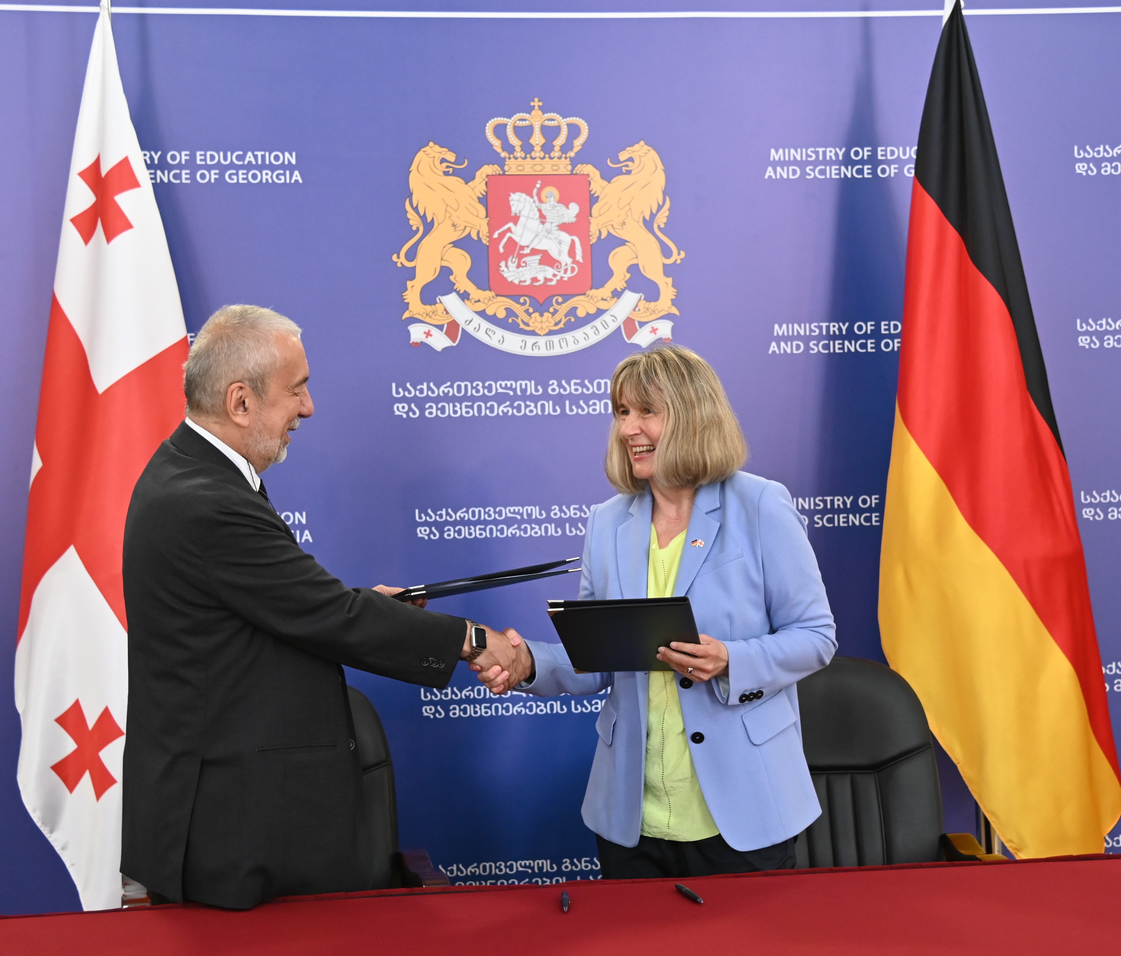 Generalsekretärin Heide Ahrens und der Direktor der Shota Rustaveli National Science Foundation of Georgia Erekle Astakhishvili der Direktor der Stiftung schütteln sich die Hände