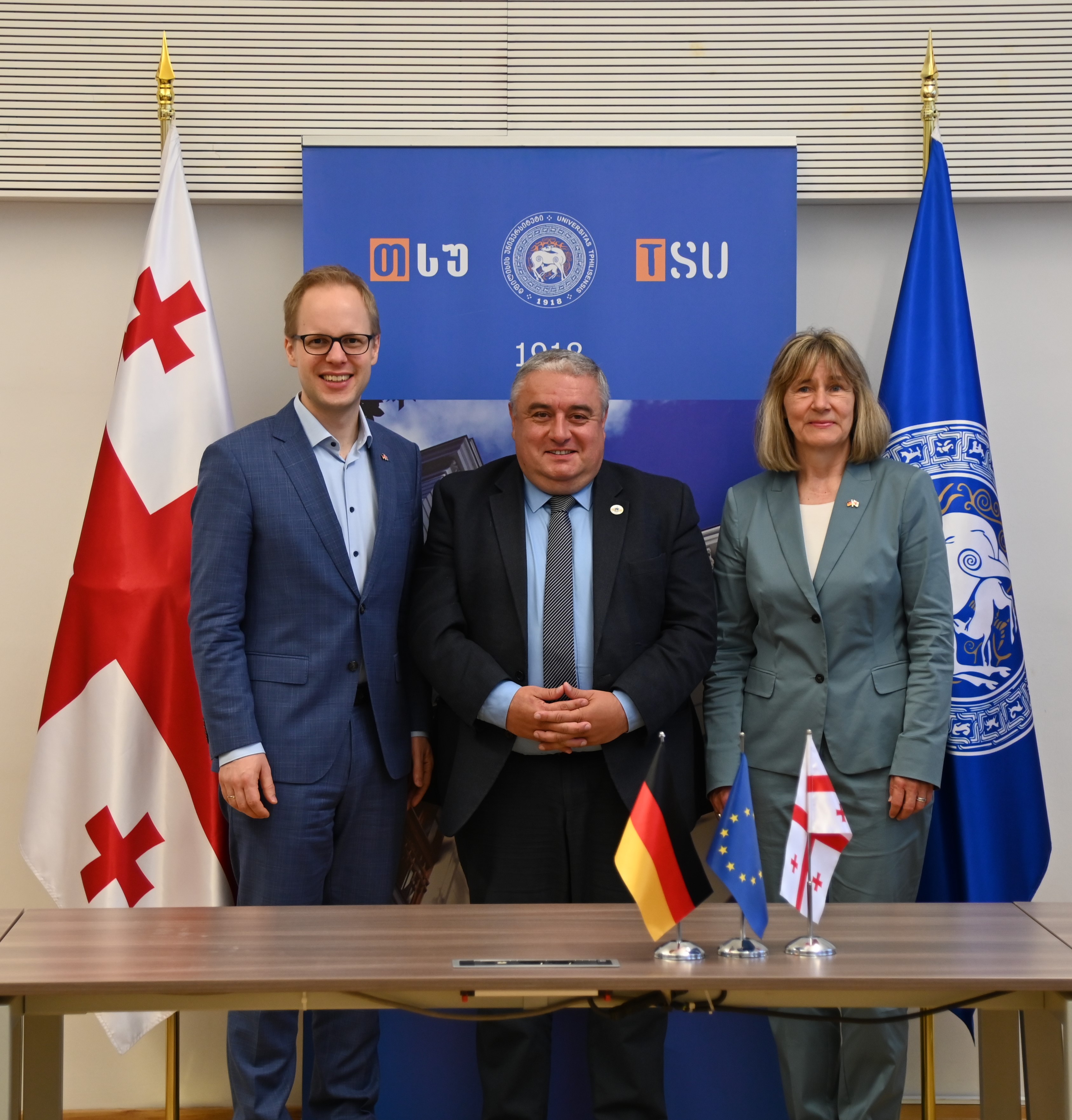 Heide Ahrens und der Parlamentarische Staatssekretär Jens Brandenburg zu Besuch beim amtierenden Rektor der Tbilisi State University of Georgia Jaba Samushia und ehemaligen Direktor der Partnerorganisation der DFG