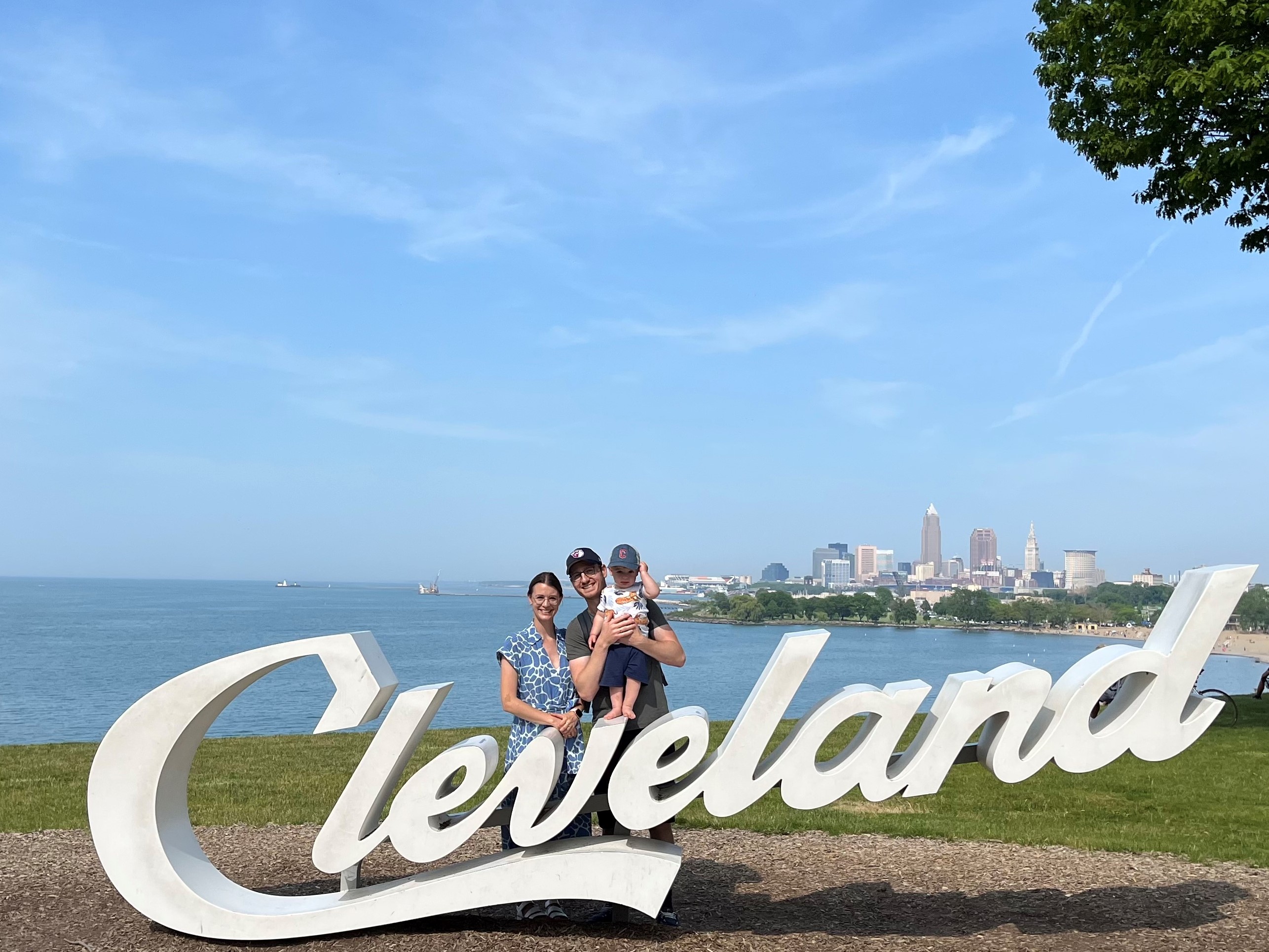 Familie Müller-Wirtz am Cleveland Schriftzug am Lake Erie