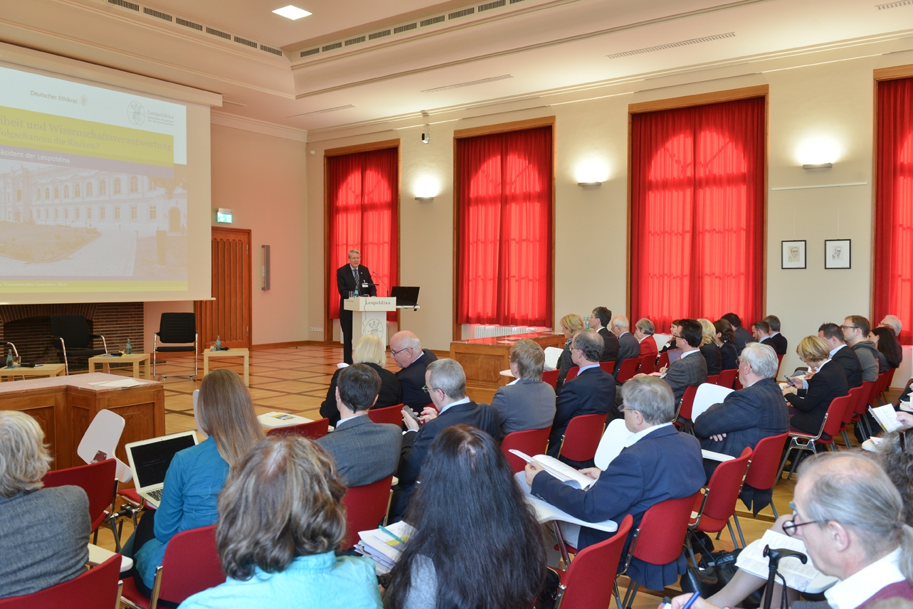 Leopoldina-Präsident Professor Jörg-Hinrich Hacker eröffnet das Symposium in Halle