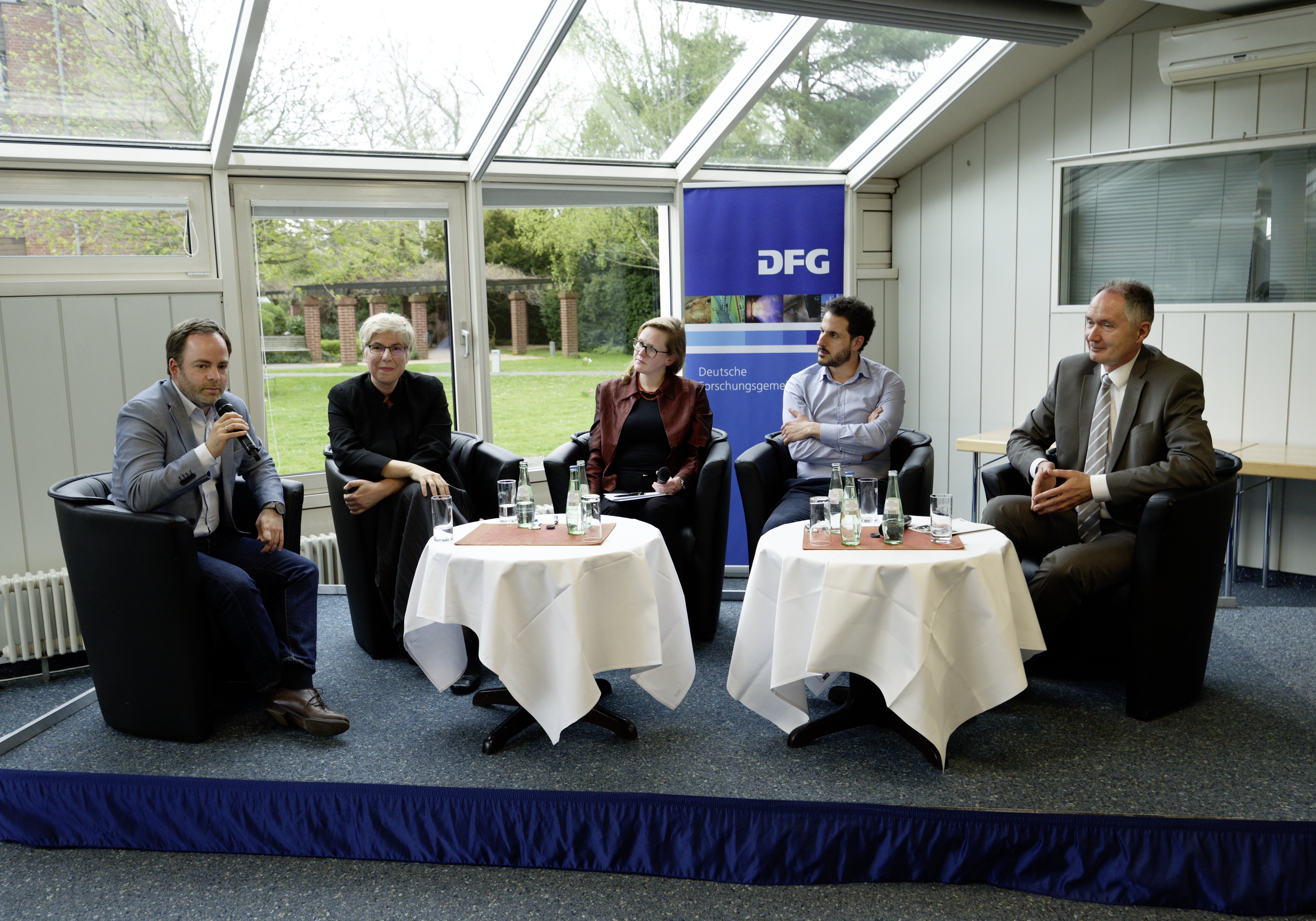 Christian Hof, Heike Paul, Cornelia Lossau, Kurosch Rezwan, Ulrich Radtke sprechen auf der Podiumsdiskussion über die Dynamiken im Wissenschaftssystem