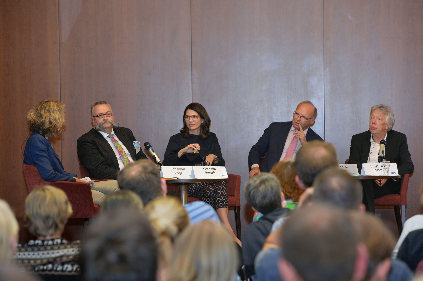 Auf dem Podium diskutierten (v. l.) Uschi Heidel (Moderatorin), Prof. Dr. Johannes Vogel, Prof. Dr. Cornelia Betsch, Prof. Dr. Roland A. Fischer und Dr. Ernst Dieter Rossmann (MdB)