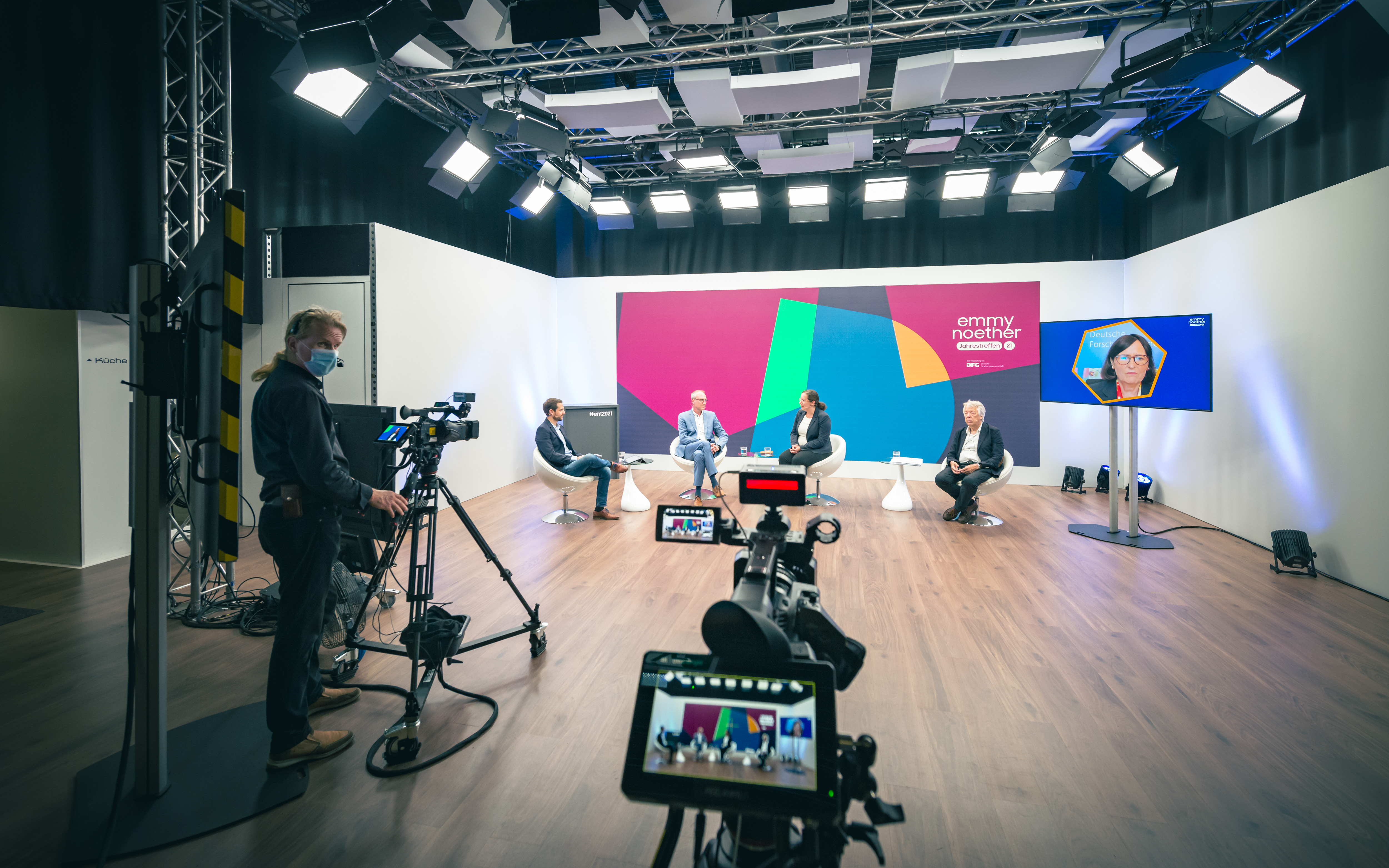 Die Podiumsdiskussion im Rahmen des Wissenschaftspolitischen Abends aus der Perspektive der Kameraleute. DFG-Präsidentin Professorin Dr. Katja Becker war elektronisch zugeschaltet.