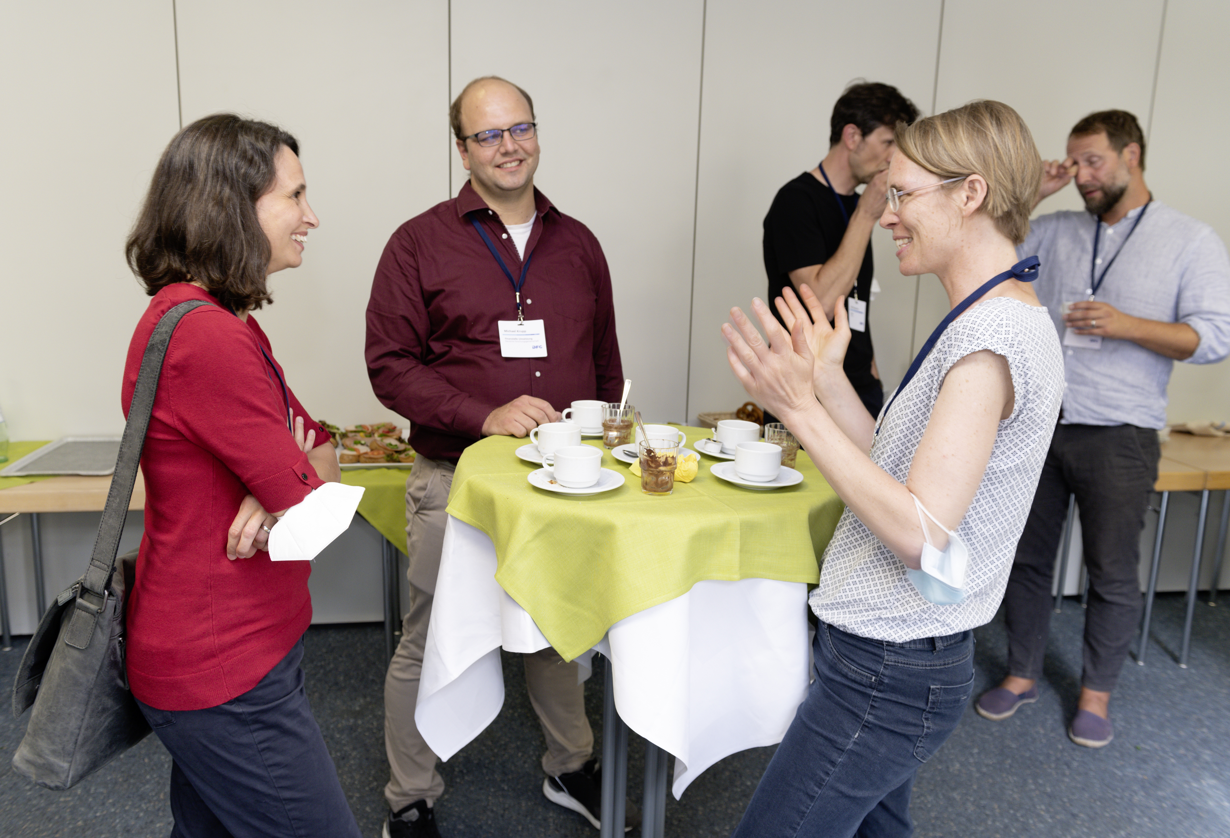 Gespräche am gedeckten Stehtisch