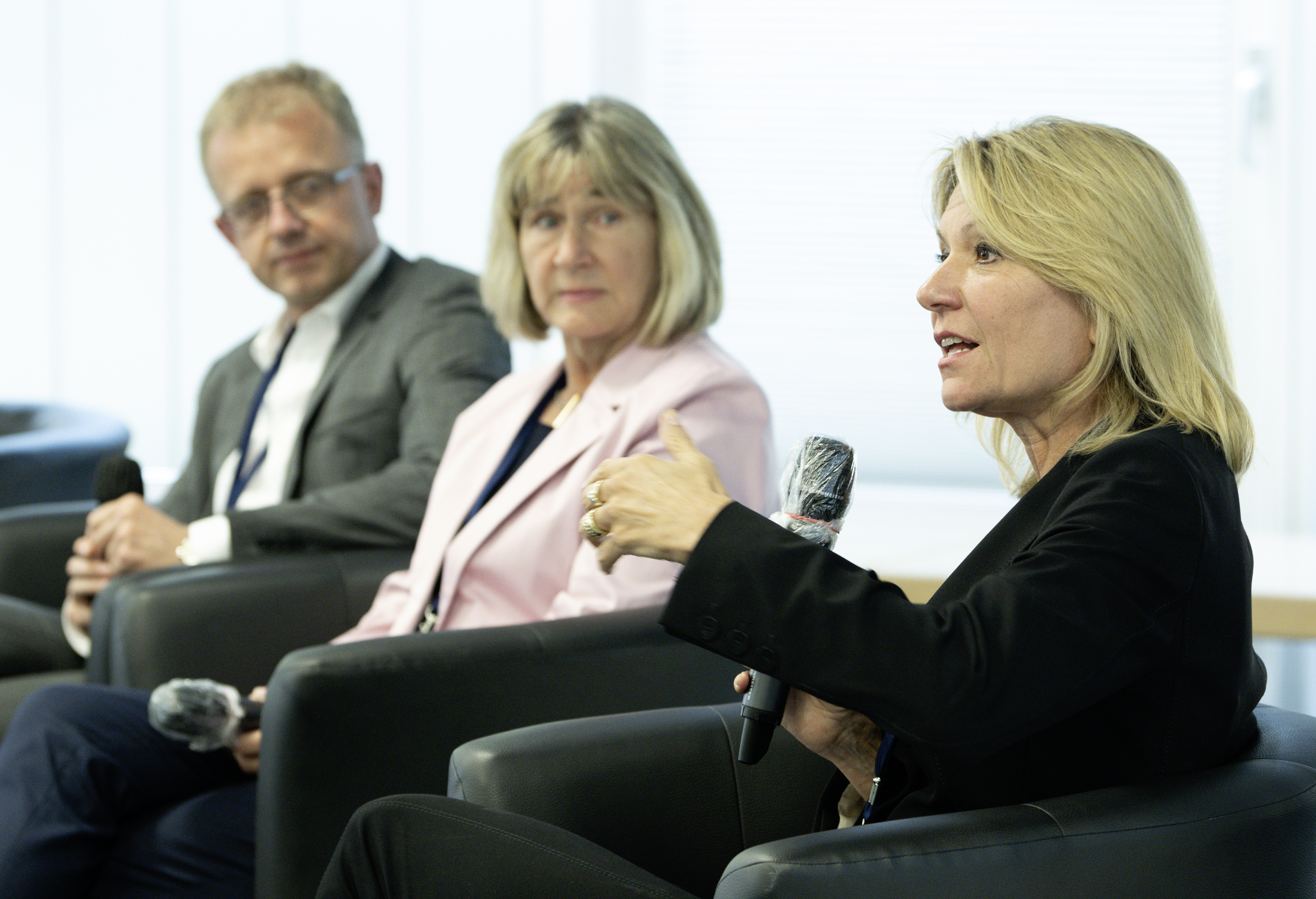 Dr. Georg Jongmanns, Prof. Anja Steinbeck, Rektorin der Heinrich-Heine-Universität Düsseldorf und Sprecherin der Mitgliedergruppe der Universitäten in der HRK und die DFG-Generalsekretärin Dr. Heide Ahrens in der Diskussion